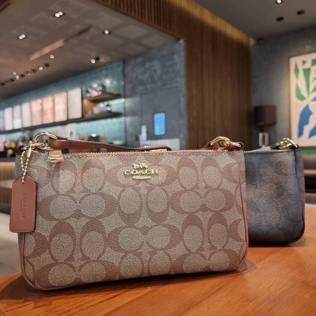 COACH F58321 TOP HANDLE POUCH อีกรุ่นฆ่าไม่ตาย!! 😎 ขายดีขายหมด ขายรวยขายปังๆ!! กระเป๋าพอชจากโค้ช ทรงใช้งานง่าย สะดวก กะทัดรัด วัสดุหนังแคนวาสเคลือบคุณภาพดี มาพร้อมสายคล้องในตัว และสายสะพาย crossbody ปรับเปลี่ยนได้ตามสไตล์ อีกหนึ่งไอเท็มที่สาวๆต้อง