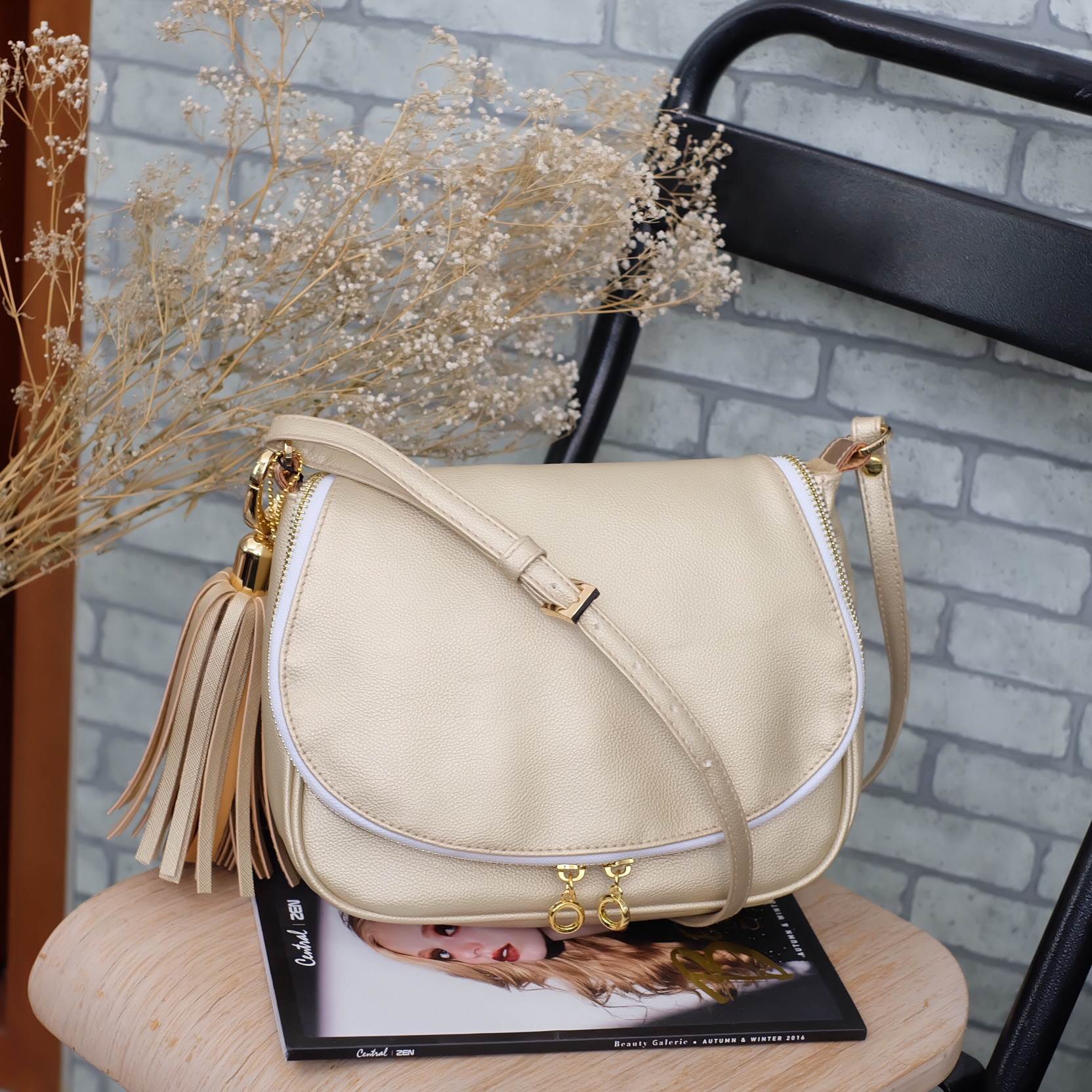 New Arrival! แบบมาใหม่ สวยๆ รับปีไก่ทองกันค่า วันนี้ทางร้าน ได้ รุ่น Limited edition จาก แบรนด์ KEEP -shoulder bag with key chain สี Light Gold มาคะ ใบนี้ แม่ค้า เฟริมว่า สวยเกินคำบรรยาย ค๊า