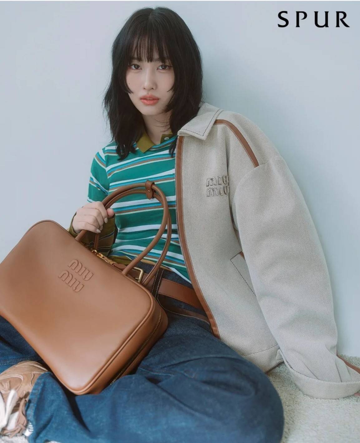 MIU MIU LEATHER BEAU BAG กระเป๋าถือรุ่นสุดจึ้ง ที่ไม่มีตอนนี้คือพลาด ดีไซน์เรียบแต่มากมีอยู่จริง สวยดูแพง หูจับในตัวง่ายและสะดวกพกพา เพียงแค่คล้องไหล่ ขนาดใหญ่จุของได้แบบสบายๆ