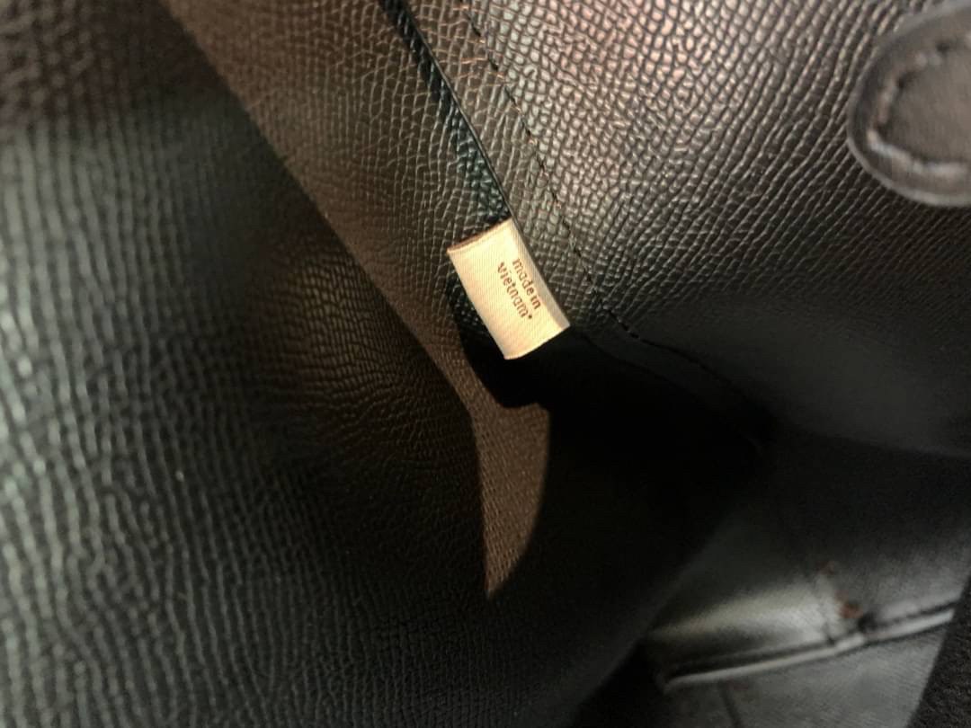 COACH TOWN TOTE SIGNATURE BAG((76636)) พร้อมส่งอีกครั้ง! กระเป๋าใบใหญ่หนังแท้ สวยงามค่ะ ป้ายอะไหล่แบรนด์แบบโลหะสีทองสวยหรูมากๆ เปิดปิดกระเป๋าแบบกระดุมแม่เหล็ก ใช้งานง่าย ภายในกว้างมากๆค่ะบอกเลย สาวๆที่สัมภาระเยอะหายห่วงค่ะ พร้อมช่องกระเป๋าซิปให้ใส่มือถือห