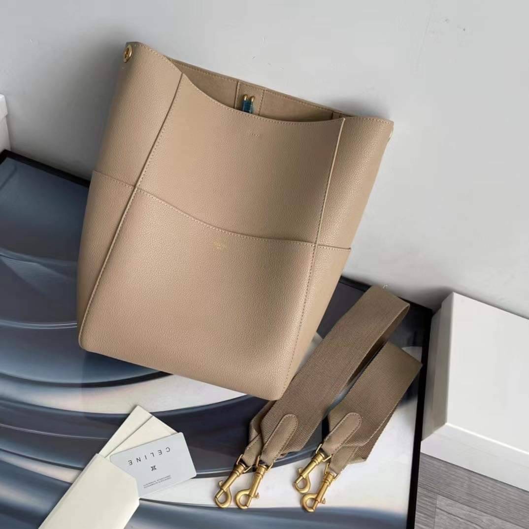 CELINE Sangle Bucket bag in soft grained calfskin / CELINE TOTE BAG พร้อมส่ง กระเป๋าทรงโท้ท ใบใหญ่ ภายในโล่งกว้าง จุของได้เยอะ ใช้งานง่าย ได้ทุกลุค สวยหรู