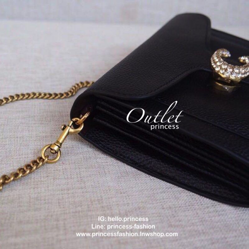 Coach Tabby Chain Clutch Detail : กระเป๋าทรงสวย สะพาย เป็นcrossbody หรือ จะถือเป็รครัชเก๋ๆ ออกงานก็สวยหรู ดูแพง สายสะพายเป็นสายโซ่แข็งแรง โดดเด่นด้วยหัวกระดุมเปิด ด้วนสัญลักษณ์รูปตัวC กากเพชร สวยยย เด่น และหรูมากๆ ใครยังไม่มี รีบซื้อเก็บไว้สักใบ หรือ เป็น