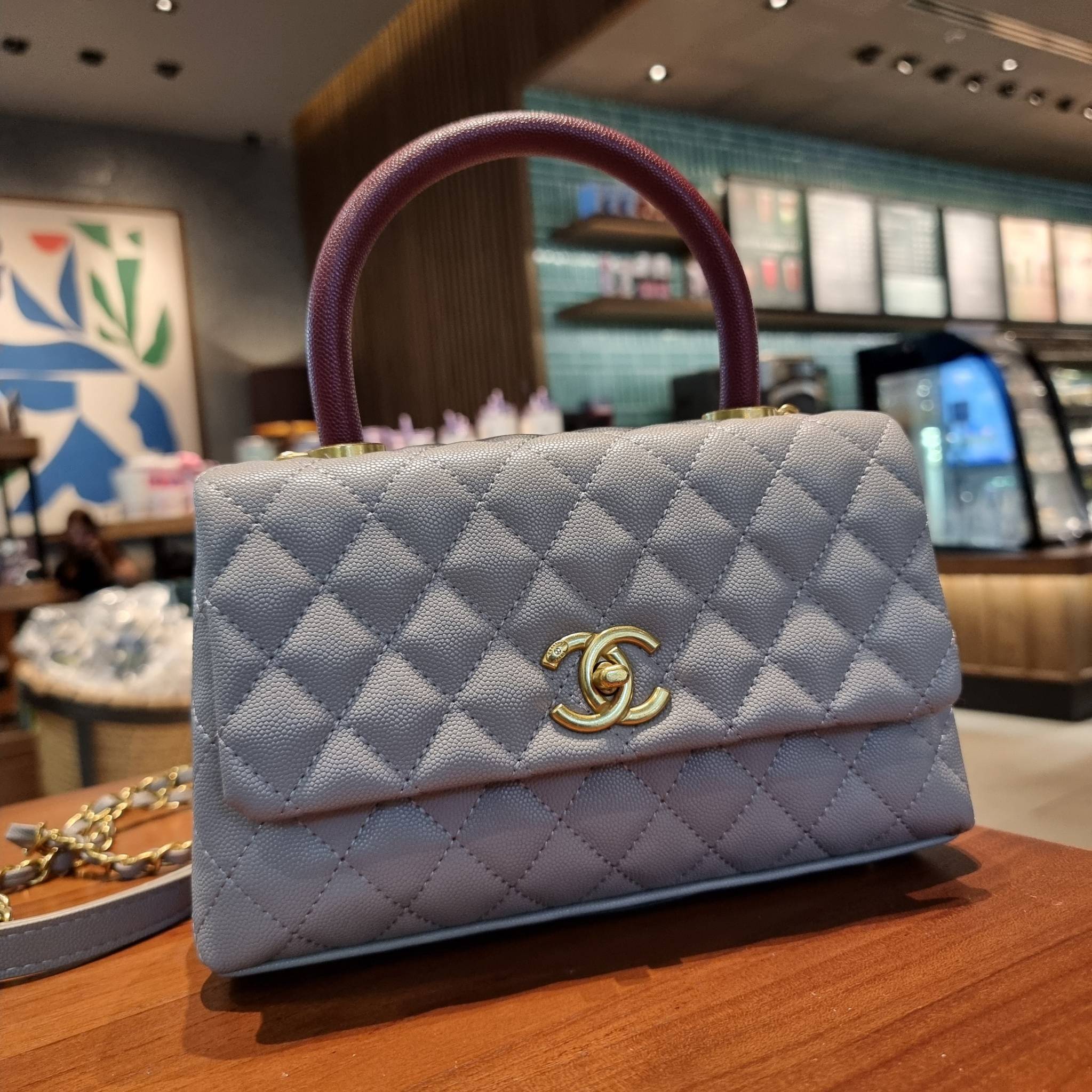 VIP 】รุ่นยอดฮิตตลอดกาล ไซส์กำลังสวย!! จากแบรนด์ Chanel กระเป๋าถือ/สะพาย หนังลายคาเวียร์ โลโก้เด่นชัด เปิด-ปิดกระเป๋าด้วยตัวบิดล็อค อะไหล่สีทองหรู ทรงสวยผู้ดี ภายในกระเป๋ามีช่องโล่งกว้างจุของได้พอสมควร มีช่องซิปแบ่งสัดส่วน ด้านหลังมีช่องเก็บของจุกจิกอีก 1 