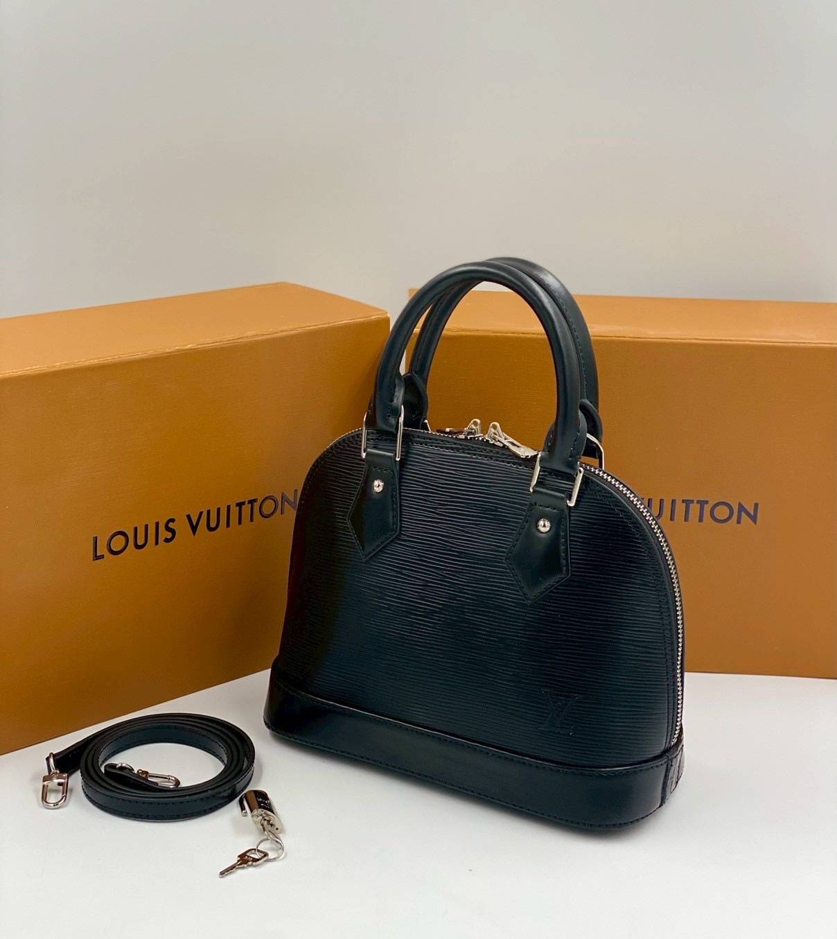 RI หนังแท้ | LV Alma BB bag handbag Epi grained leather กระเป๋าสะพาย/กระเป๋าถือ คลาสสิกเหนือกาลเวลา หนัง Epi มีลวดลายเฉพาะและสีสวยงามทั้งใบ