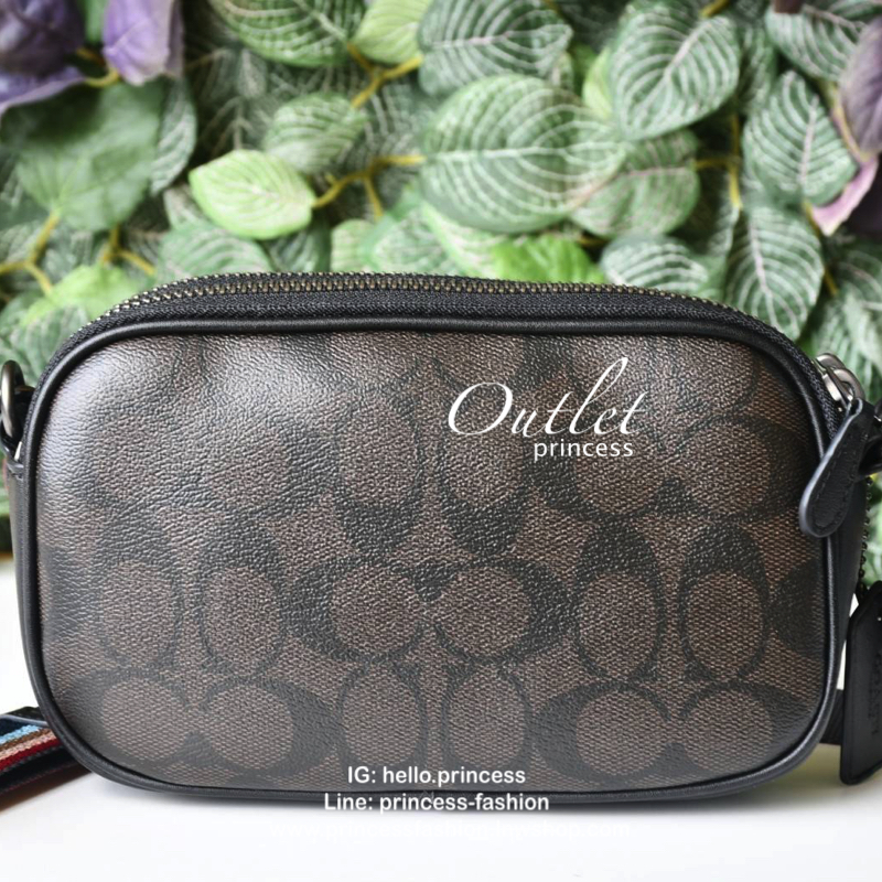 COACH MINI CROSSBODY MINNIE POUCH BAG กระเป๋าสะพาย size mini 2 zip วัสดุหนังลาย signature แต่งลาย minnie เพิ่มความน่ารัก limited edition เปิด - ปิดด้วยซิป แบ่ง 2 ช่องใหญ่ ภายในโล่ง ใส่ wallet กลาง มือถือได้ทุกรุ่น และของใช้จุกจิก พร้อมสายยาวถอด ปรับได้ค่ะ