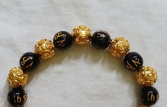สินค้าหมดค่ะ สร้อยข้อมือปี่เซี้ยะคู่สีทองหินสลับลูกปัดทองสลักบทสวดมนต์ทิเบต ช่วยต้านสิ่งไม่ดีเสริมโชคลาภ แก้ชงปีมะโรง ปี2561 พร้อมใบคาถาค่ะ