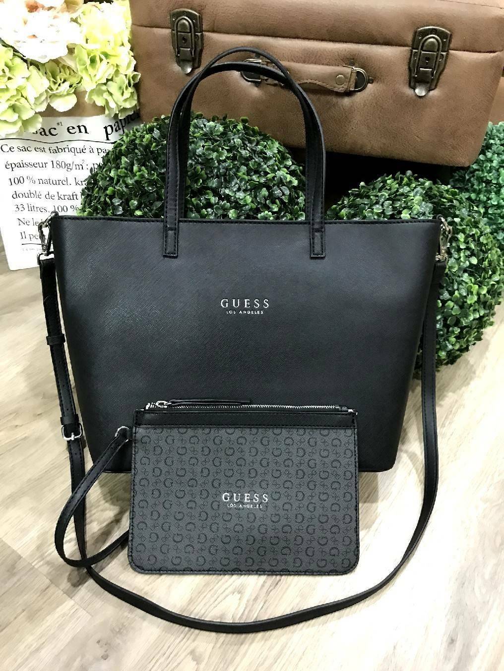GUESS LARGE SHOPPER BAG WITH POUCH กระเป๋าสะพายรุ่นใหม่ล่าสุดจาก GUESS FACTORY หนัง Saffiano สวยหรูอยู่ทรง ด้านหน้ามีโลโก้แบรนด์ ด้านหลังมีช่องใส่ของ หูหิ้วสะพายไหล่ได้มาพร้อมสายสะพายยาวถอดได้ปรับได้ มีกระเป๋าใบเล็กเข้าชุดกันห้อยที่หูหิ้ว ใบเล็กถอดเเยกใช้