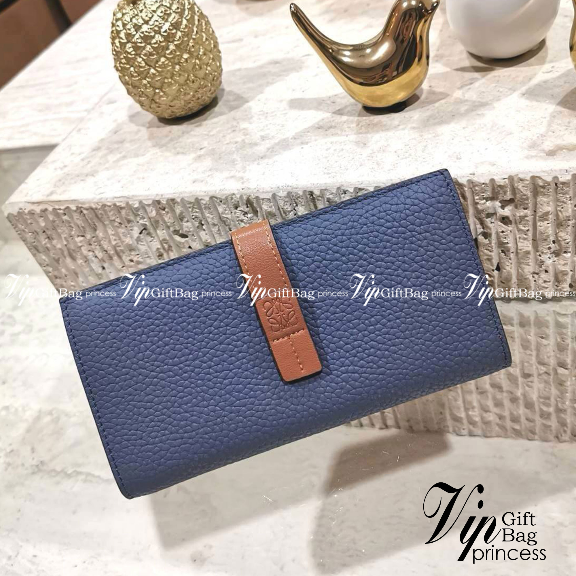 LOEWE LONG WALLET BAG วัสดุหนังแท้เทคเจอร์สวยอยู่ทรงปั้มโลโก้แบรนด์ด้านหน้าเปิดปิดด้วยกระดุม ภายในมีช่องใส่ธนบัตรหลายช่อง ช่องหลักสามารถใส่มือถือได้ มีช่องซิปใส่เหรียญ ช่องใส่ธนบัตรใส่แบงก์พันได้ สวยน่าใช้ พร้อมส่งที่ไทยสุดคุ้มห้ามพลาด!