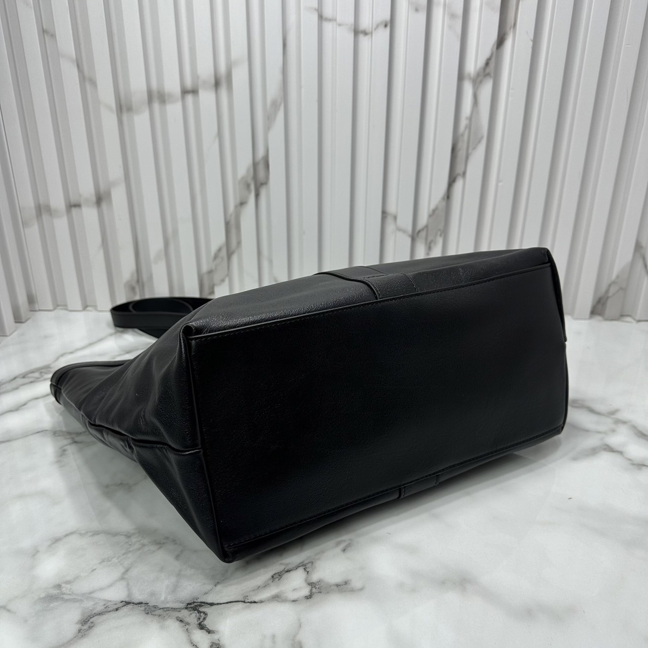 YSL Y TOTE IN LEATHER BAG กระเป๋าสะพายทรงโท้ทใบใหญ่ รุ่นใหม่ล่าสุด งานหนังแท้สวยเต็มใบ ดีไซส์เรียบหรูดูแพงอย่างแท้จริง ภายในโล่งกว้างมาก จุของได้เยอะสุด เอาใจสายแบกแต่ยังคงความหรูไว้ในตัวอย่างแน่นอน