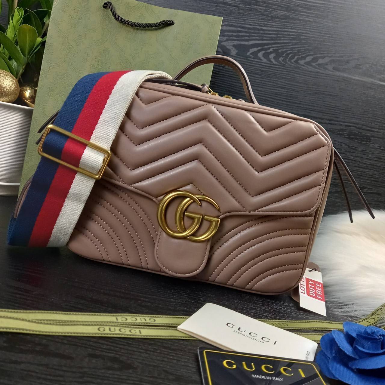 VIP GUCCI GG MARMONT TOP HANDLE SHOULDER BAG / BOLSA GG MATELASSE กระเป๋าถือ กระเป๋าสะพาย คอลเลคชั่นสุดหรู มาพร้อมสายสปอร์ตสะพายยาว สามารถปรับระดับได้ ถอดได้ เป็นอีกรุ่นที่โดดเด่นมากๆ การใช้งานคล้องตัวสุดๆ โดดเด่นด้วยโลโก้ GG ขนาดใหญ่เป็นเอกลักษณ์