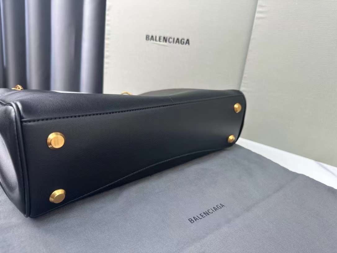 Balenciaga Rodeo Medium Handbag in Black 35cm กระเป๋าสะพายหนังเรียบผิวสัมผัสนุ่มสบายผิว ดีไซน์เรียบหรูตามเอกลักษณ์ของแบรนด์ ภายในโล่งกว้าง จุของได้เยอะ ใบจริงน้องสวยน่าใช้มาก จัดให้ครบเซ็ทในราคาน่ารัก ห้ามพลาด!!