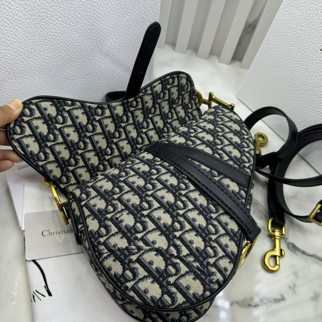 DIOR Medium Saddle Bag with Strap Blue Dior Oblique Jacquard / Black Grained Leather กระเป๋าสะพายทรงอานม้าเอกลักษณ์ของแบรนด์แห่งตำนานความหรู