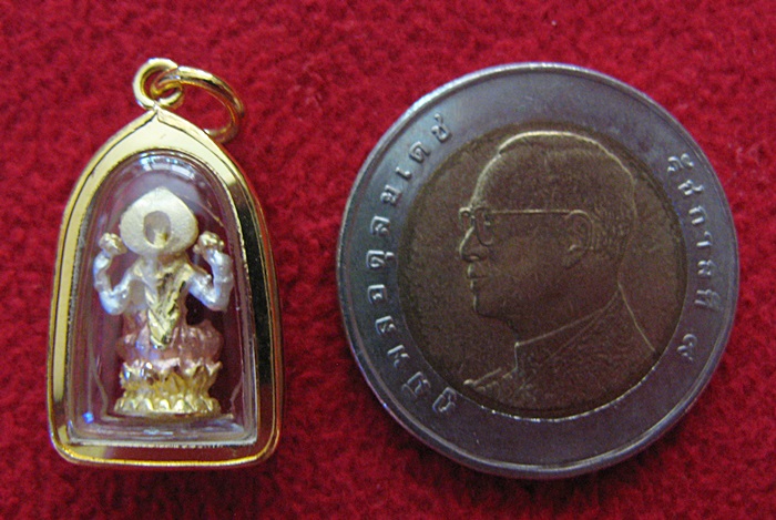 สินค้าหมดค่ะ องค์พระแม่ลักษมี ยกพระหัตถ์ประทานพร องค์เล็กเนื้อสามกษัตริย์เลี่ยมทองไมครอนพร้อมใบคาถาค่ะ