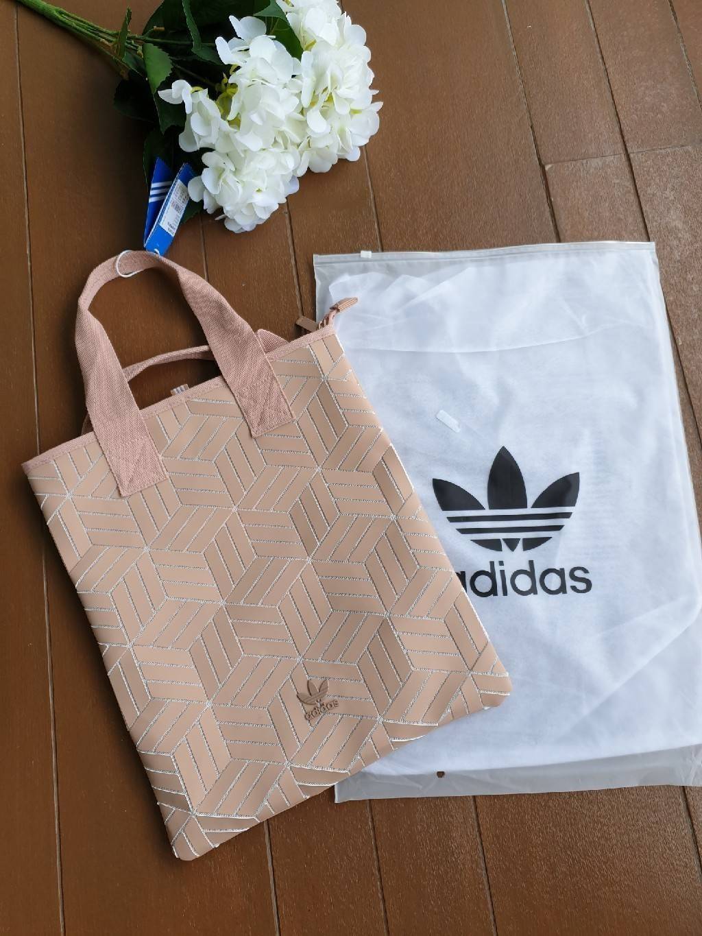 Adidas Original Shopper 3D Tote Bag Trefoil Handbag . Classic Sports กระเป๋าถือหรือสะพาย ลาย graphic ทรง sport วัสดุ polyurethaneเนื้อ matte หนังนิ่ม น้ำหนักเบา เปิดปิดด้วยซิป ภายในกว้างโล่ง ใส่ A4, iPad และของใช้ได้เยอะ Unisex ใช้ได้ทั้ง ช ญ ค่ะ