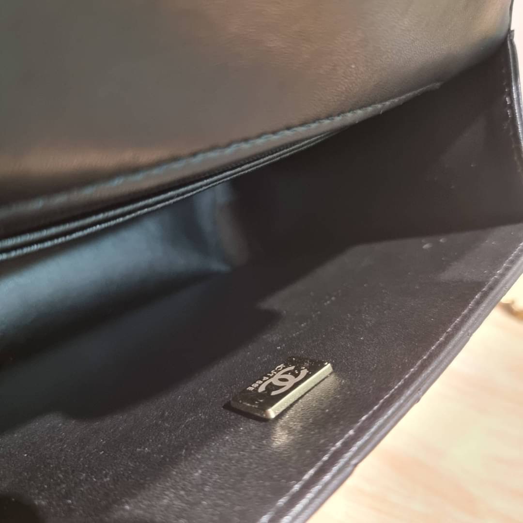 Chanel flap bag with chain กระเป๋าสะพายสุดหรู สวยดูแพง รูปทรงคลาสสิค ขนาดกำลังพอเหมาะ สายสะพายโซ่ในตัว น้ำหนักเบา