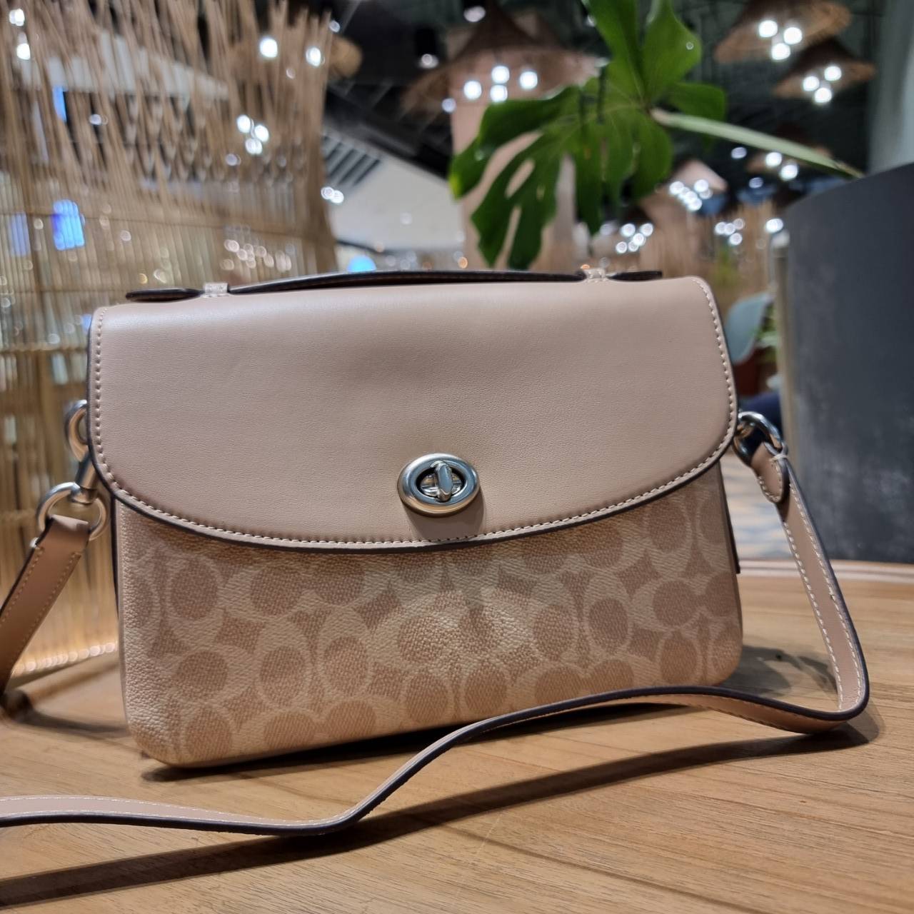 COACH 68349 CASSIE CROSSBODY IN SIGNATURE CANVAS เรียบหรู ดูดี ก็ต้องไอเท็มนี้ไม่อยากให้พลาด!! พาสเทลละมุนมากๆ สะพายแล้วดูแพงมากๆ สวยเลิศ กระเป๋าถือ/สะพายข้าง วัสดุหนังแคนวาสสลับหนังแท้ เปิด-ปิดด้วยตัวบิดล็อคแน่นหนา ภายในแบ่งสัดส่วนอย่างดี ใส่ของได้ครบสบา