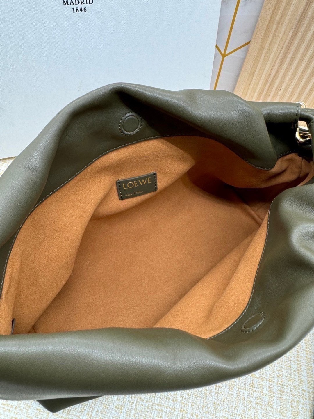 ORI หนังแท้ | Medium Loewe Flamenco purse in mellow nappa leather 30cm กระเป๋าสะพายทรงคลัช เรียบหรูดูแพง เรียบง่ายใช้งานสะดวก หนังแนปป้าให้สัมผัสนุ่มสบายผิว มาพร้อมสายสะพายร้อยห่วงหรูหรา