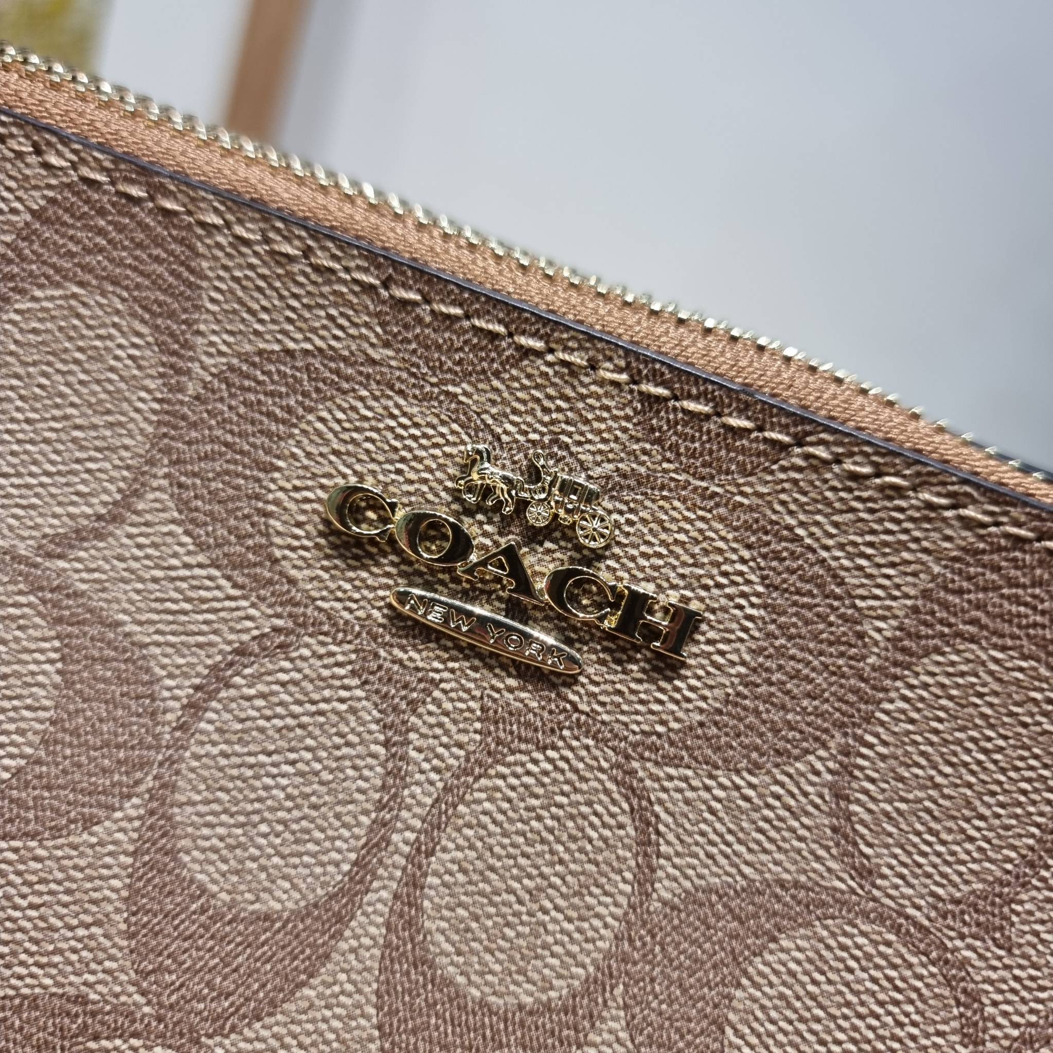 COACH TOP HANDLE POUCH F58321 พร้อมส่ง 9 สี กระเป๋าทรงพอช ยอดฮิต ยกขึ้นแท่น ด้วยดีไซน์ที่ออกมาให้ใช้งานได้ง่าย ขนาดกำลังเหมาะ