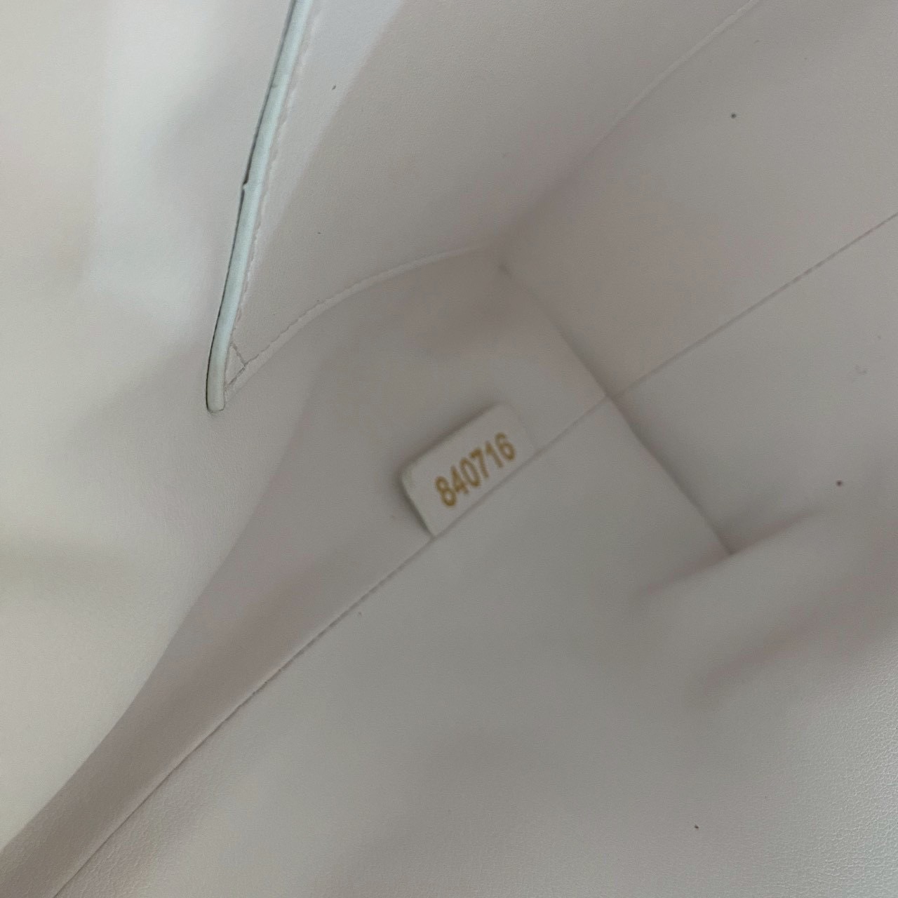 ORI หนังแท้ | Small Dior Caro bucket bag กระเป๋าทรงบักเก็ต รุ่นใหม่ประจำ Fall 2025 โดดเด่นด้วยดีไซน์ที่ทันสมัยและสง่างาม ได้รับการรังสรรค์ขึ้นจากหนังแกะสีดำเดินด้ายลาย Macrocannage พร้อมกับช่องเก็บของขนาดใหญ่แบบเชือกรูดปิด