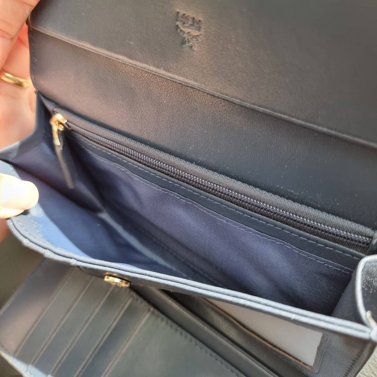 M.C.M TRIFOLD LONG WALLET IN VISETOS กระเป๋าสตางค์ใบยาว คอลเลคชั่นยอดนิยม รุ่นฝาพับ unisex ใช้ได้ทั้งหนุ่มๆและสาวๆน้า ใช้งานง่าย พกพาง่าย วัสดุหนังแคนวาสคุณภาพดี เปิด-ปิดด้วยกระดุม ภายในเป็นหนังแท้ นิ่ม สวย ใส่บัตรได้เยอะ ใส่ธนบัตรได้ทุกช