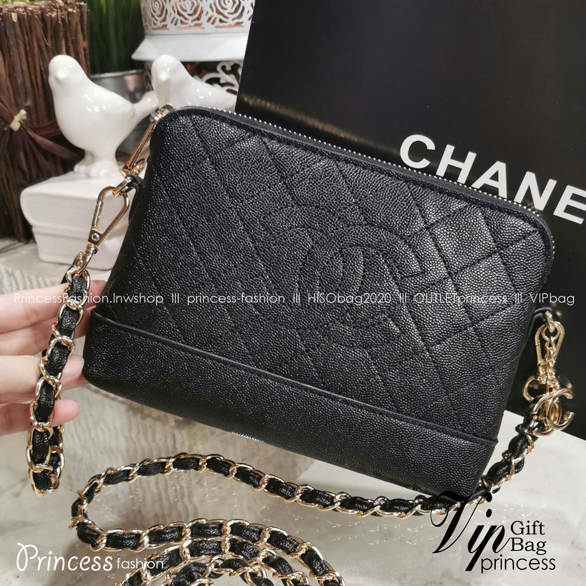 CHANEL Caviar Wristlet Crossbody Bag / Chanel Shoulder Bag With Chain กระเป๋าหนังลายเวียร์ปั๊มโลโก้แบรนด์ด้านหน้าสวยหรูดูแพง มาพร้อมจี้โลโก้แบรนด์ห้อยสีทองเก๋ๆน่ารัก