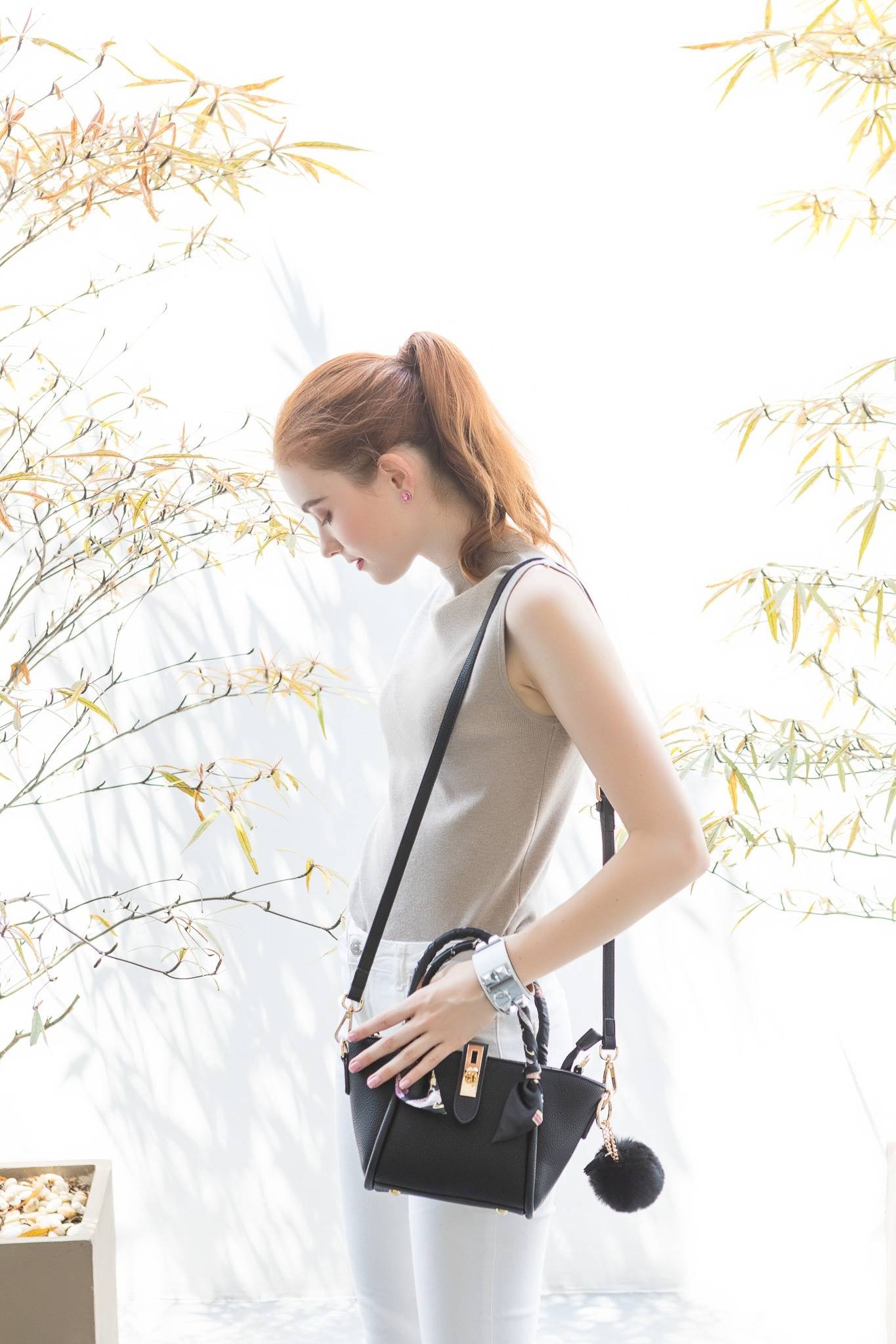 กระเป๋าทรงน่ารักๆ รับ Summer นี้เลยค่า KEEP ‘ Basket ‘ Handbag > ทรงน่ารัก (ราคานี้แถม ปอมๆ และผ้าพันหูกระเป๋าให้ 2 ผืน เข้า Set ) > มีใบเล็กด้านใน ให้อีก 1 ใบ สามารถเอาออกมาใช้สะพายได้ ( เหมือนซื้อ1ได้2 ) >น้ำหนักเบา ใบเล็กกะทัดรัด เหมาะกับ Summ