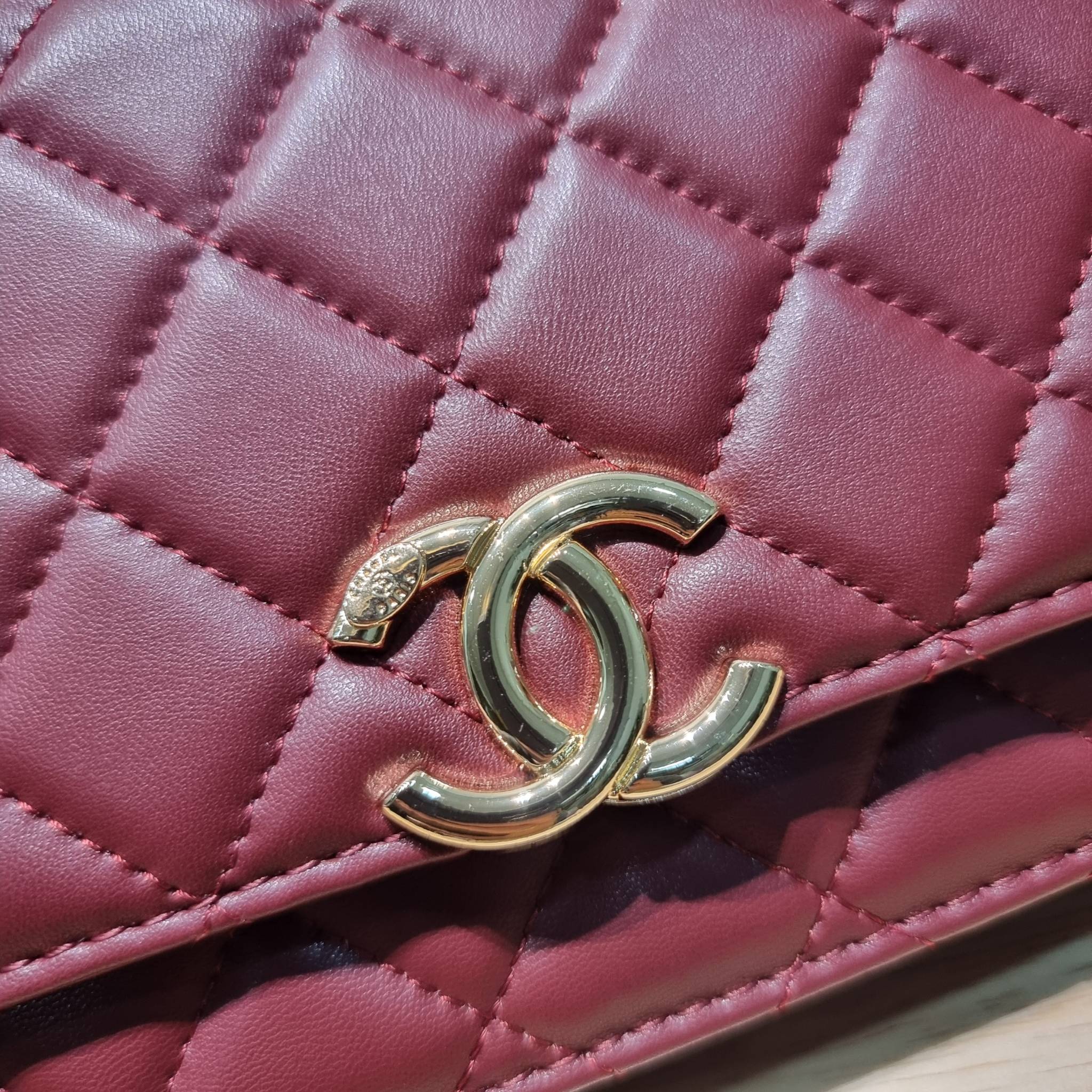 CHANEL woc with top handle black / CHANEL WALLET ON CHAIN กระเป๋าสะพายข้างไซส์กำลังดี สวยหรู ดีไซน์คลาสสิคผสานกิมมิคประจำแบรนด์ ทำให้ไอเท็มนี้เพิ่มมูลค่าขึ้นไปอีก สร้างสรรค์ตัวกระเป๋าด้วยหนังแกะ สัมผัสสบายมือ ใช้งานสะดวกด้วยกระดุมแม่เหล็ก ภายในกระเป๋าแบ่ง