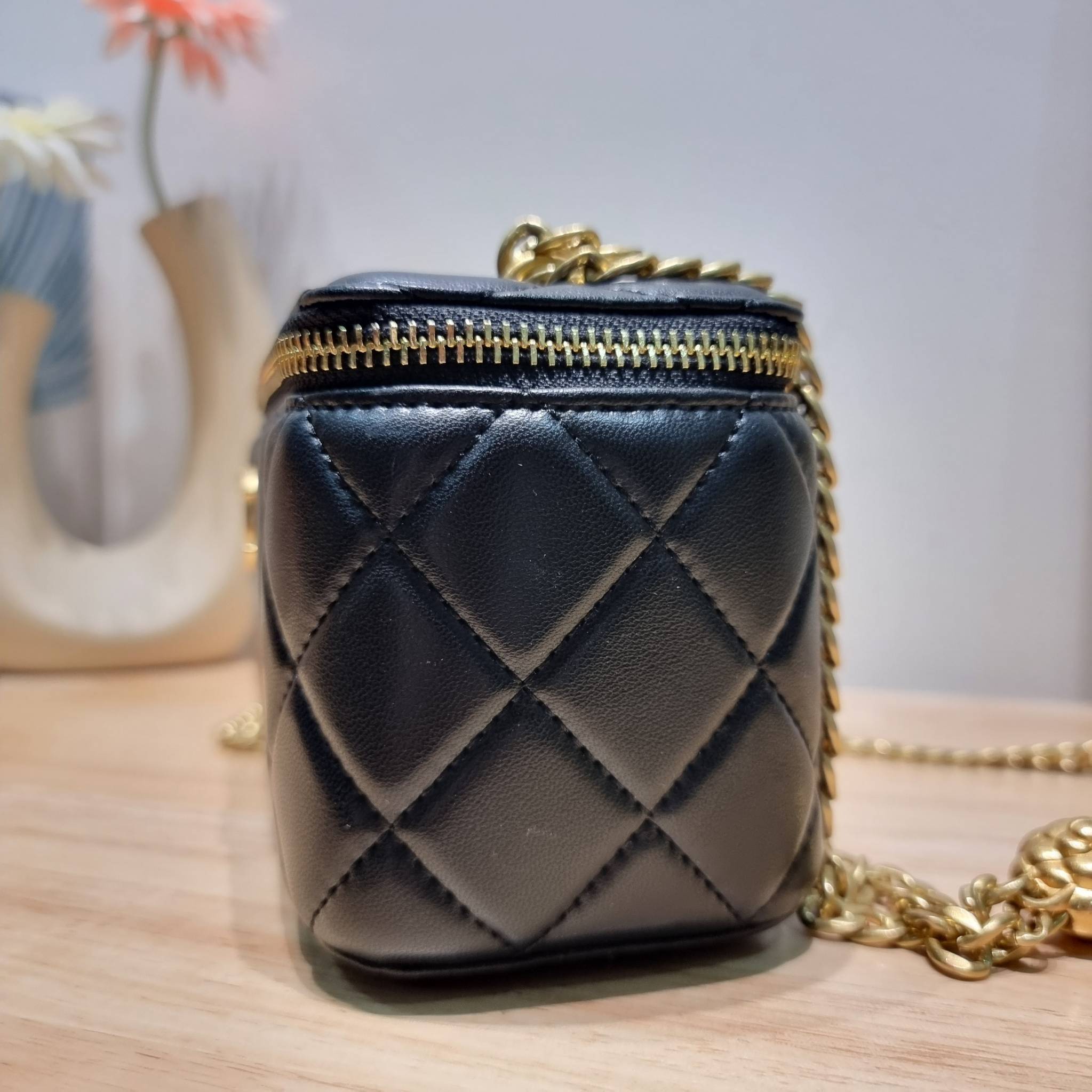 Chanel camellia vanity case bag พลาดไม่ได้เลยกับคอลสุดแซ่บ ดีไซน์ใหม่ 2023 นอกจากความคลาสสิคของรูปทรง ตัวอะไหล่ก็ยังปรับเพิ่มดีเทลความหรู