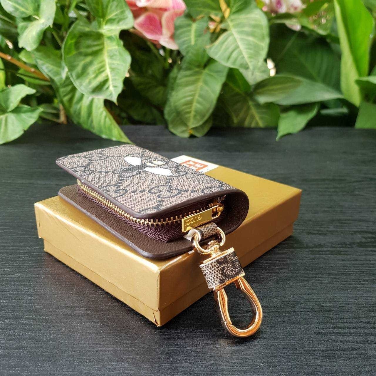 GUCCI Keychain กระเป๋าพวงกุญแจสุดหรูหรา ที่จะทำให้การหากุญแจรถยนต์ของคุณเป็นเรื่องง่าย ขนาดกระทัดรัด หยิบจับง่าย