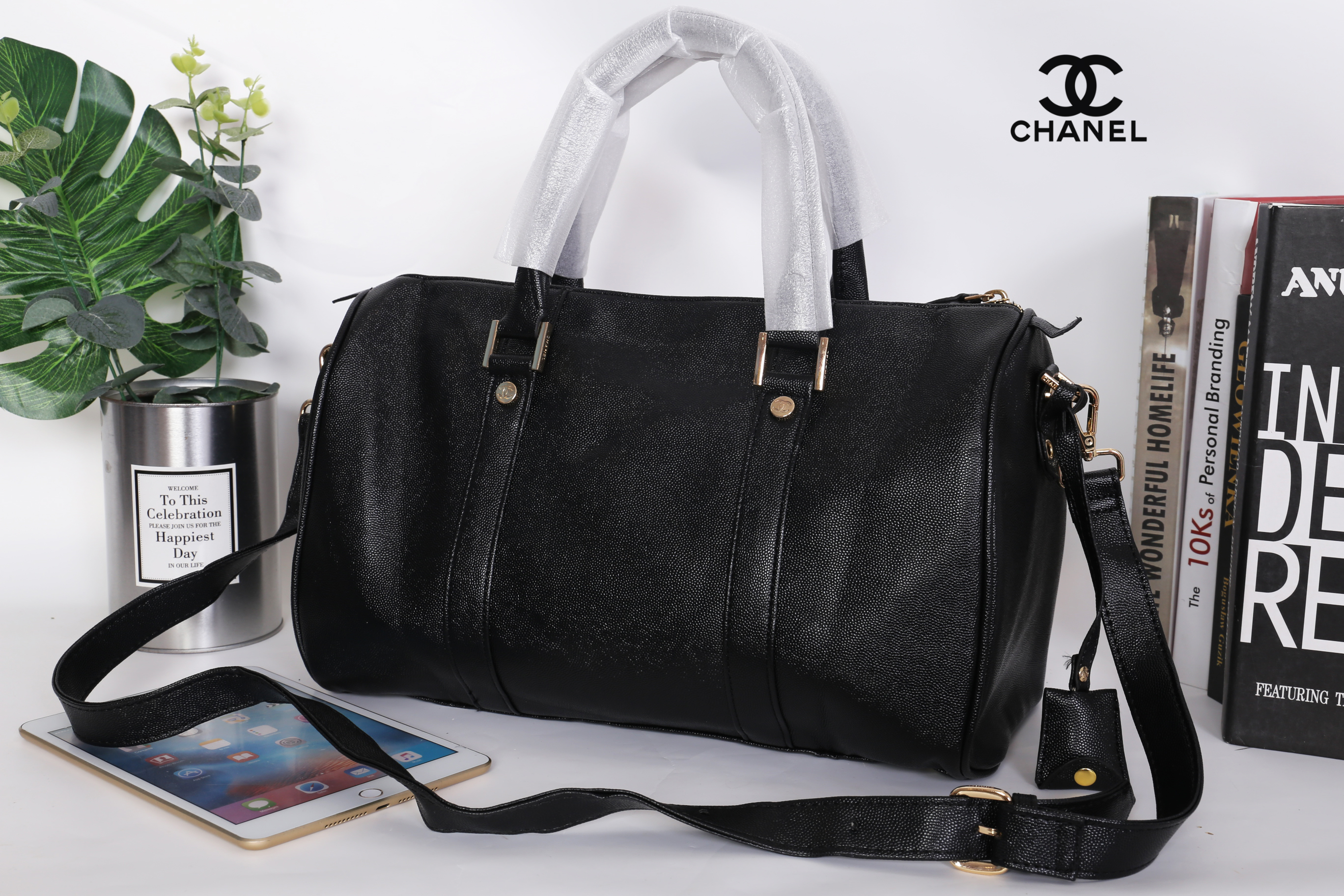 CHANEL Caviar Small Travel bag / CHANEL CAVIAR LARGE HANDBAG / chanel travel bag กระเป๋าเดินทางขนาดพอเหมาะ อะไหล่ทอง วัสดุหนังลายคาร์เวียร์ สวยหรูน่าใช้ น้ำหนักเบา มาพร้อมแท็กหนังแบรนด์อะไหล่ทอง และแท็กหนังใส่กุญแจ