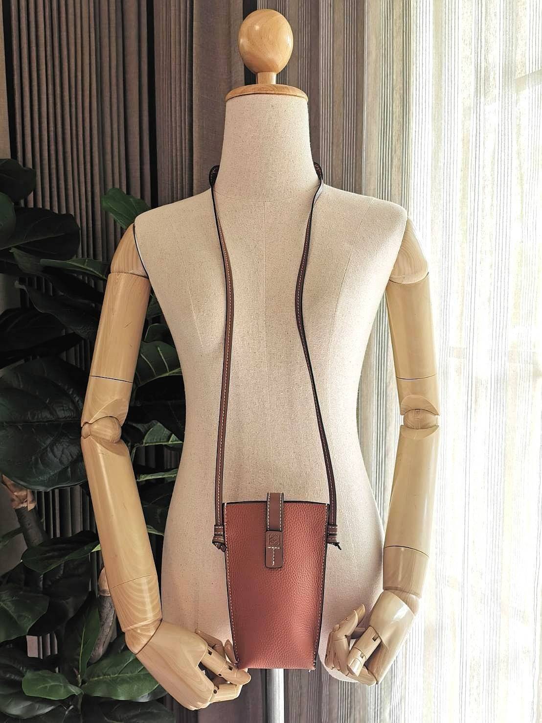 LOEWE MINI CROSSBODY BAG GIFT WITH PURCHASE (GWP) กระเป๋าสะพาย Limited จาก LOEWE วัสดุ Calfskin หนังแท้หนังสวยอยู่ทรงขนาดมินิดีไซน์มินิมอล ภายในโล่งใส่มือถือ บัตร ของจุกจิกได้ ด้านหลังมีช่องใส่ของ พร้อมสายหนังแท้คล้องคอได้ สะพายไหล่ Crossbody ได้ สายเลื่อ