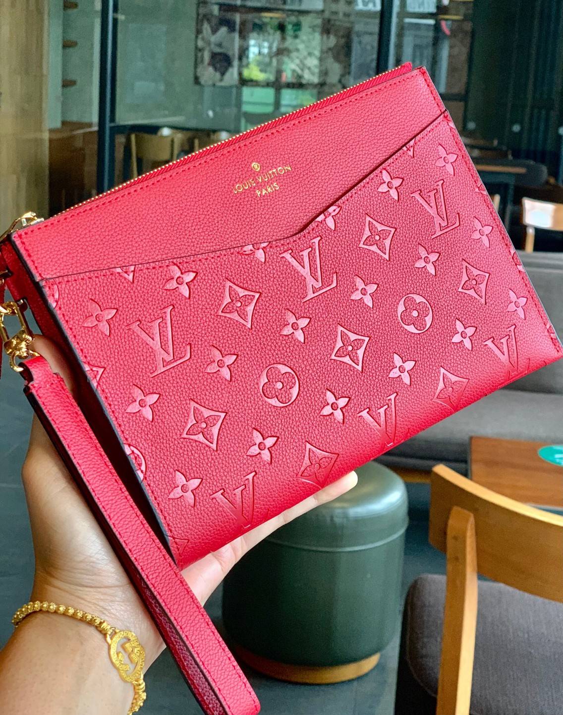 VIP 】จัดสินค้าคุณภาพมาให้สาวๆได้ใช้กันค่าา😘 Louis Vuitton Pochette Mélanie MM Monogram ใช้ขึ้นเครื่องได้เลย✈️ ✔️กระเป๋า ทรงคลัท แบบมีสายคล้องมือ ถอดออกได้หนึ่งสาย ✔️หนังแท้หนา ลายหนังพิมพ์ลายแบรนด์ได้สวยงามมากๆค่ะ