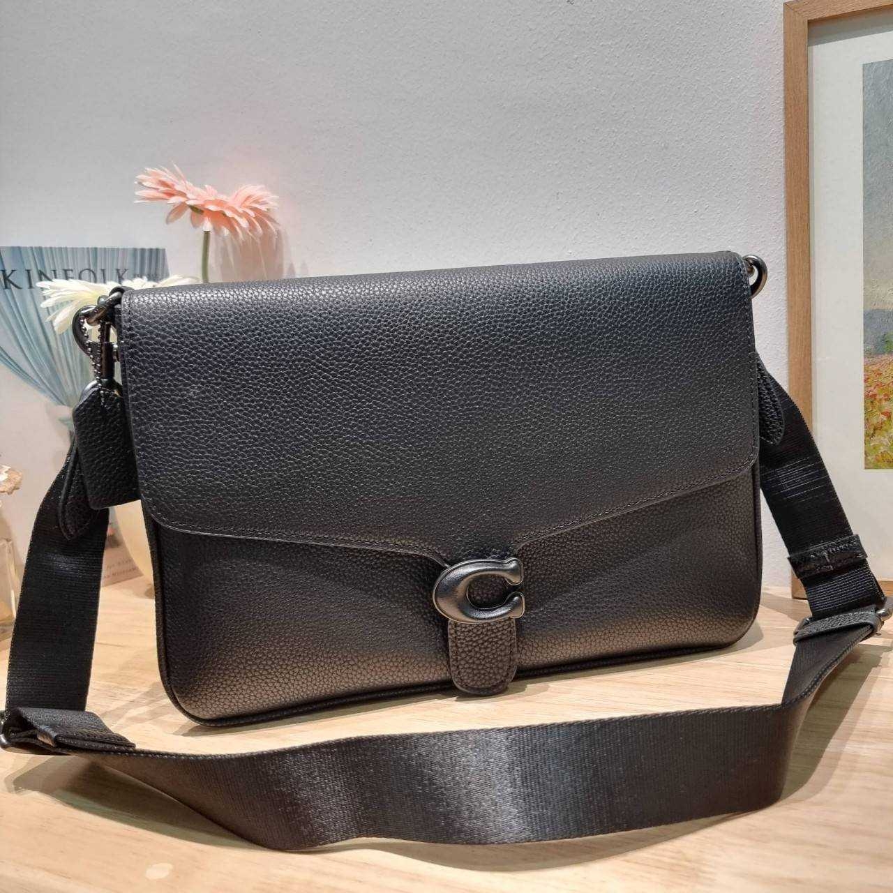 COACH Soft Tabby Messenger In Signature Canvas C8430 CH769 ไอเท็มที่หนุ่มๆต้องไม่พลาด กระเป๋าทรงแมสเซนเจอร์ใบใหญ่กำลังพอดี พร้อมด้วยสายสะพาย 2 เส้น