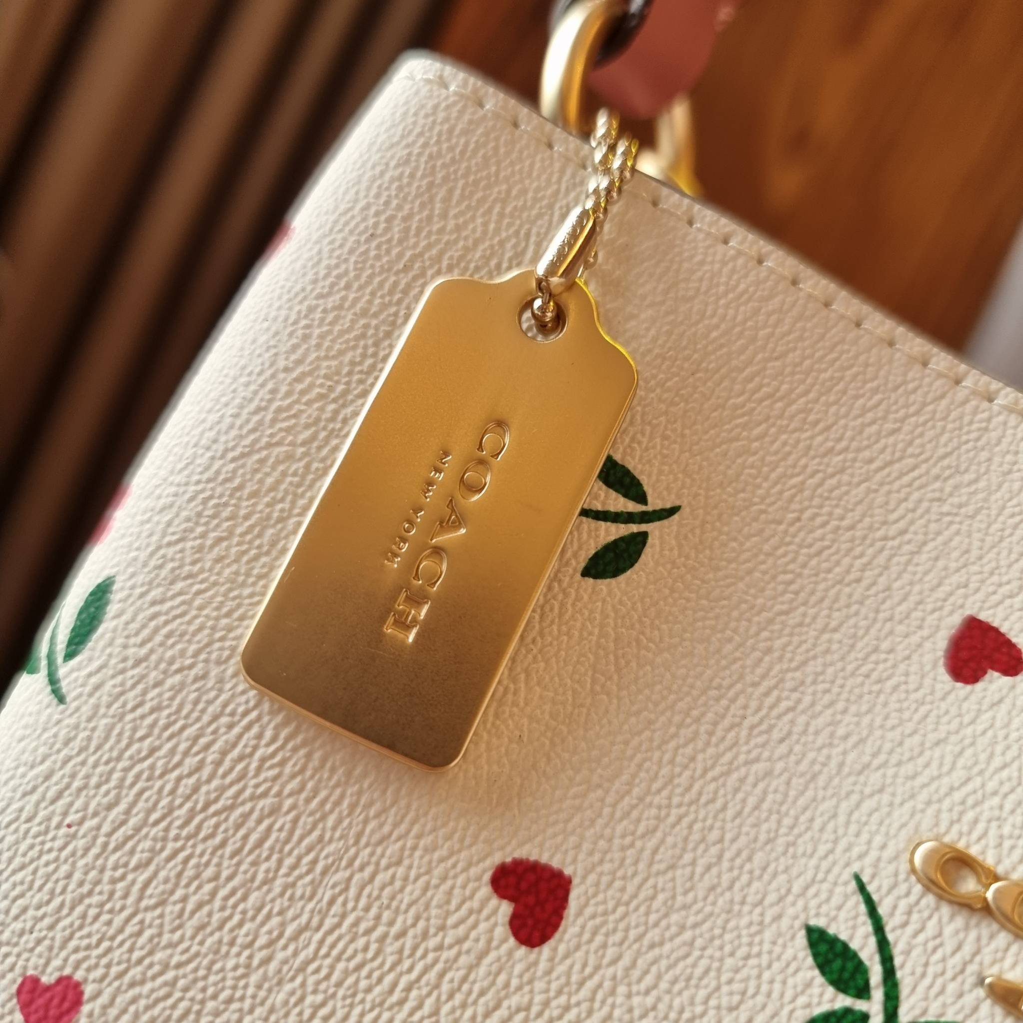 COACH C7976 SMALL TOWN BUCKET BAG WITH HEART PETAL PRINT 💕💜💕💝 คอลเลคชั่นใหม่ล่าสุด ที่พร้อมให้สาวๆได้สวยในเทศกาลแห่งความรัก กระเป๋าทรงบัคเก็ตไซส์เล็ก ดีไซน์ลวดลายสุดคิ้วท์ ช่อดอกไม้หัวใจ เห็นแล้วต้องปิ๊ง!! วัสดุหนัง pepble 