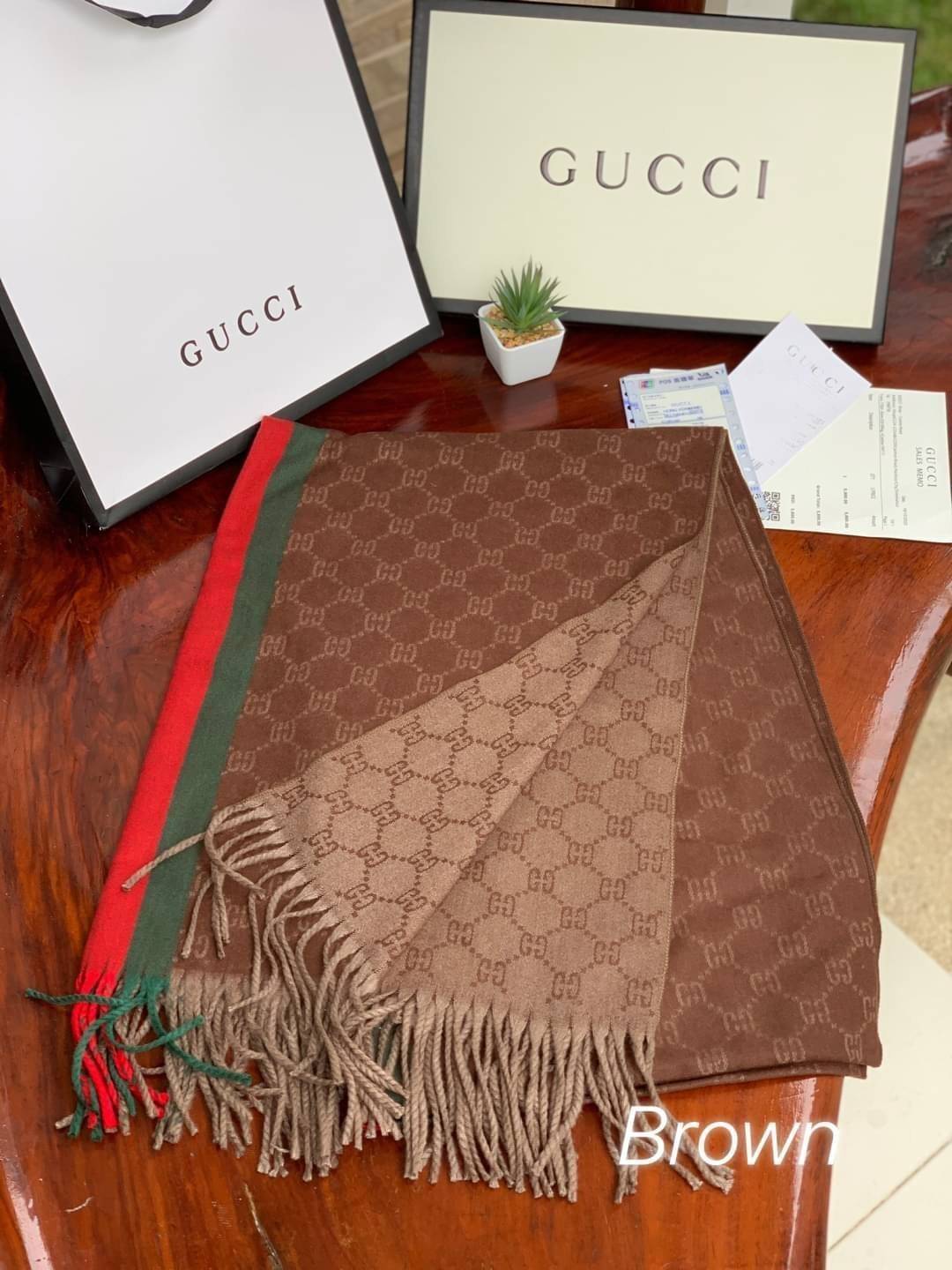 Gucci Classic Print Scarf แบรนด์ดังจากประเทศอิตาลี ด้วยงานพรีเมี่ยมกิ้ฟ ส่งมอบความรู้สึกดีๆให้กับคนที่คุณรัก ในรูปแบบผ้าพันคอและผ้าคลุมไหล่ผืนใหญ่สีสันไม่ฉูดฉาด เหมาะกับชุดที่เป็นทางการหรือลำลองก็ได้ เป็นผ้าที่ให้ความอบอุ่น ถักทอด้วยผ้าcashmere ผ้าเนื้อดี