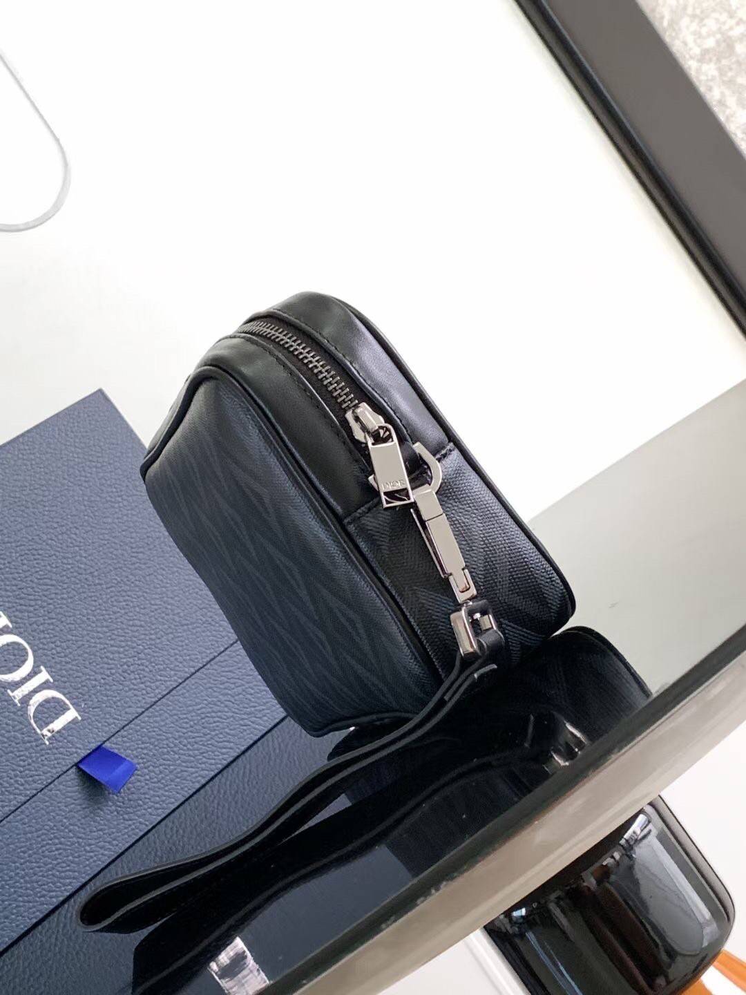 DIOR TOILETRY BAG Oblique Jacquard / Dior Toiletry Handbag พร้อมส่ง กระเป๋าถือมีสายคล้องมือ สวยหรูหราเป็นเอกลักษณ์แบรนด์ **สินค้าเกรดท็อปออริจินอล 1:1 สลับแท้ เกรดดีสุด ใช้งานต่างประเทศได้