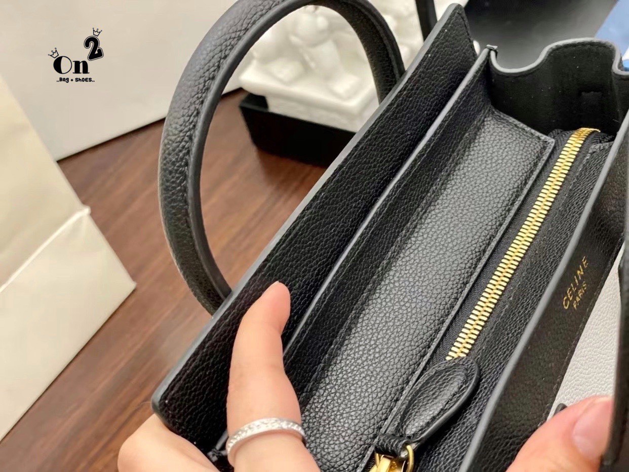 พร้อมส่งรุ่นยอดฮิต!! CELINE HANDLE BAG VIP / Celine Nano Luggage Bag กระเป๋าหนังแท้ ขนาดกำลังดี เปิดปิดด้วยซิปอะไหล่ทองมีที่จับหนัง ด้านในกว้าง มาพร้อมช่องซิปอีกช่อง เป็นอีกทรงที่ฮิตมานานข้ามปี มาพร้อมสายยาวสะพายแบบ CROSSBODYได้ หรือจะถือออกงานก็สวยหรูอีก