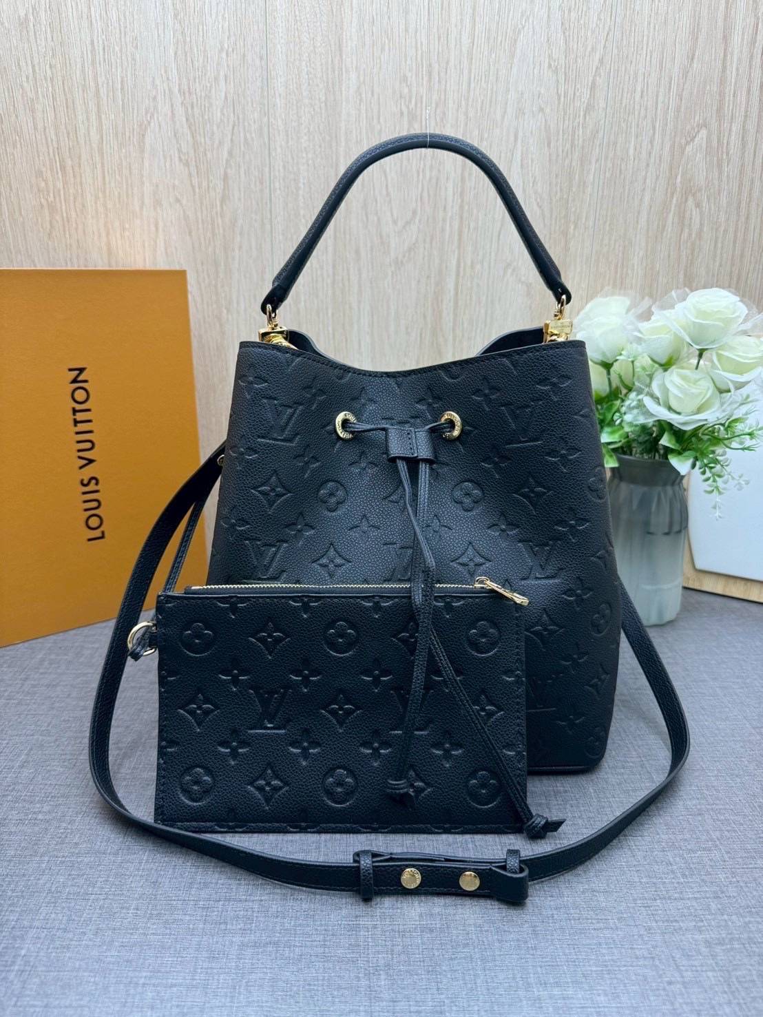 ORI หนังแท้ | LV NeoNoe MM Bucket bag Monogram Flower กระเป๋าสะพายทรงบัคเก็ต ลาย Monogram Flower โดดเด่นเพิ่มสไตล์ มีเสน่ห์ชวนหลงใหล