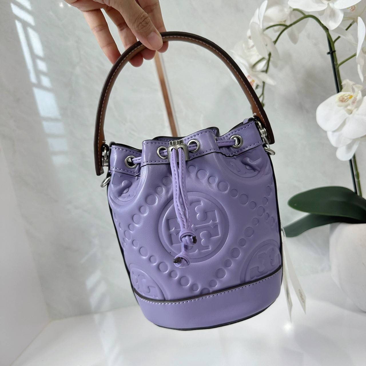 6 สี Tory Burch Puffy Mini / Tory burch T Monogram Puffy Patent Mini Bucket Bag / Tory Bucket Bag กระเป๋าบัคเกต size เล็ก โดดเด่นด้วยโลโก้ตัวนูนปั๊มด้านหน้า