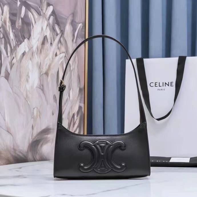 หนังแท้ CELINE SHOULDER BAG CUIR TRIOMPHE IN SMOOTH CALFSKIN ภาพสินค้าถ่ายจากงานขายจริง ใช้งานต่างประเทศได้