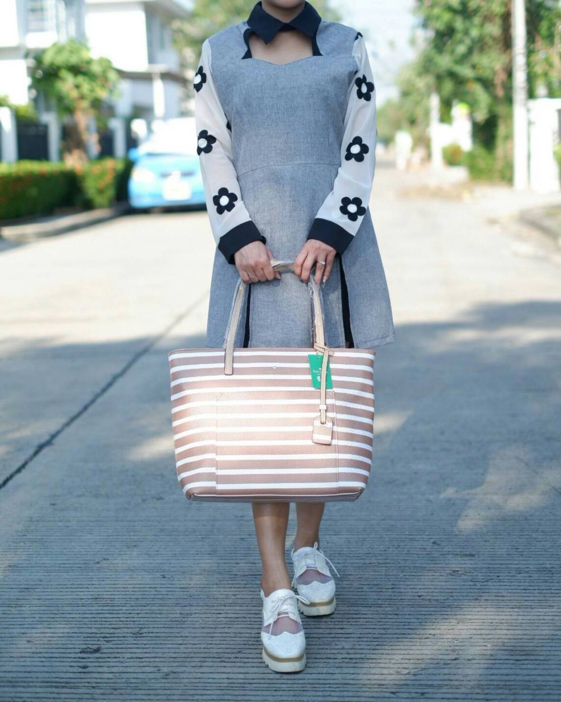 KATE SPADE HYDE LANE STRIPED RILEY LEATHER TOTE BAG กระเป๋าสะพายทรง Tote Bag หนังสวยอยู่ทรง โดดเด่นที่สีทูโทนลายทางห้อยโลโก้ TAGcที่หูกระเป๋า ด้านหน้าประดับโลโก้ มี1ช่องใส่ของ ภายในมีช่องซิป และช่องใส่มือถือ กว้างและจุ ใส่ ipad notebook เอกสาร A4 กระเป๋าส
