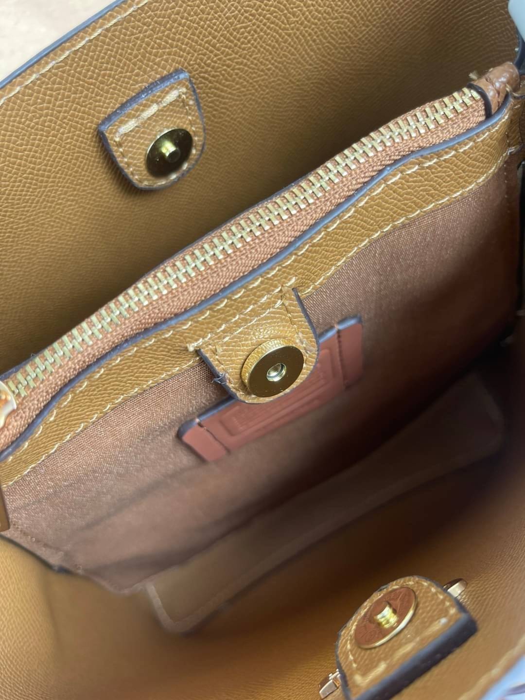 COACH SMALL TOWN BUCKET BAG IN SIGNATURE สำหรับสาวแฟชั่นที่ชอบรายละเอียดชิคๆ ดีไซน์สุดเก๋ แนะนำเลยสำหรับกระเป๋าทรงบักเก็ตใบนี้ เชื่อว่าสาว ๆ หลายคนชื่นชอบ เป็นไอเทมที่สามารถแมทช์ได้กับเสื้อหลากหลายสไตล์ บรรจุของได้เยอะโดยที่กระเป๋าไม่เสียทรง แบ่งช่องใช้งา