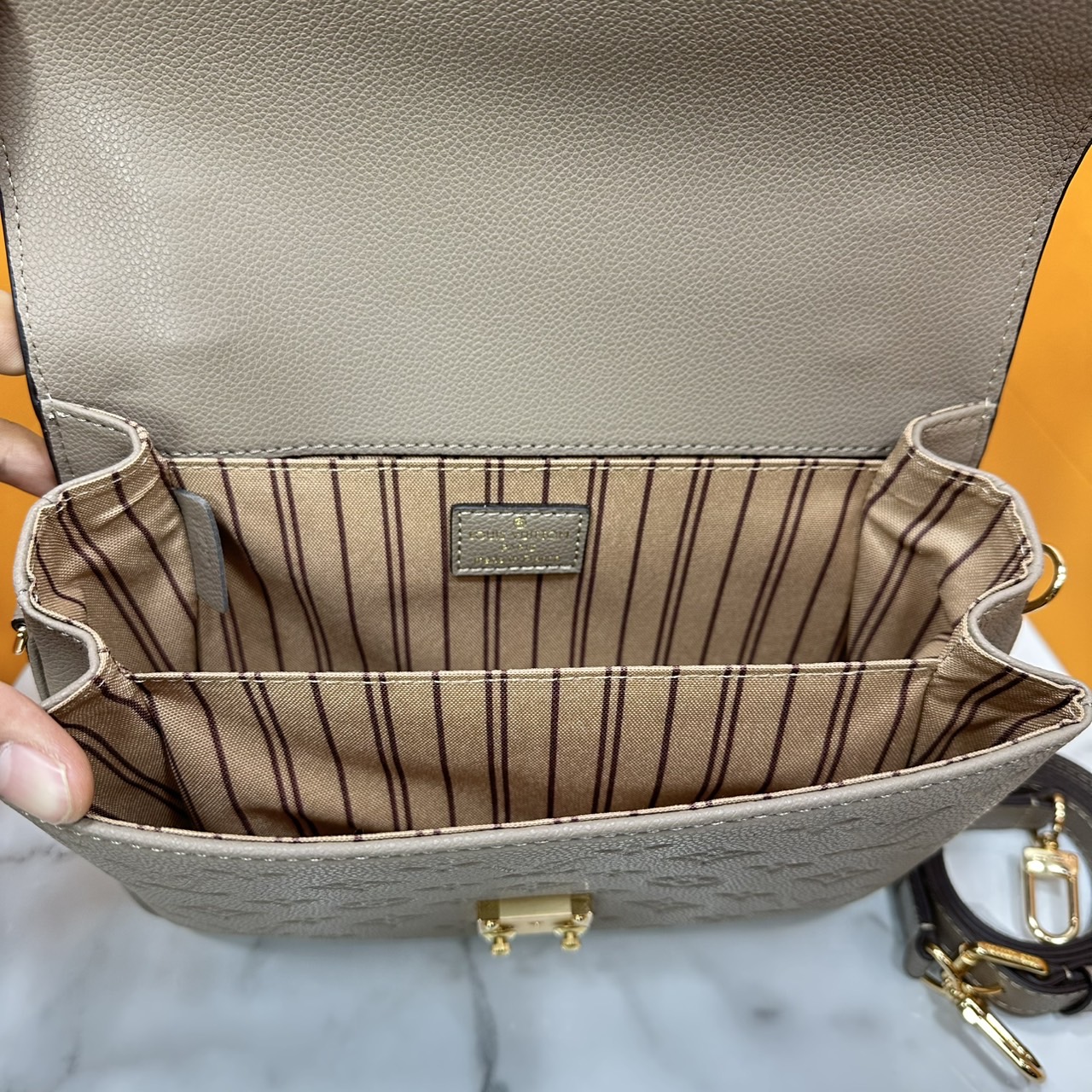 ORI หนังแท้ | LV Pochette Metis Monogram Empreinte leather กระเป๋าสะพาย อีกหนึ่งผลงานเด่นประจำฤดูกาล Spring 2021