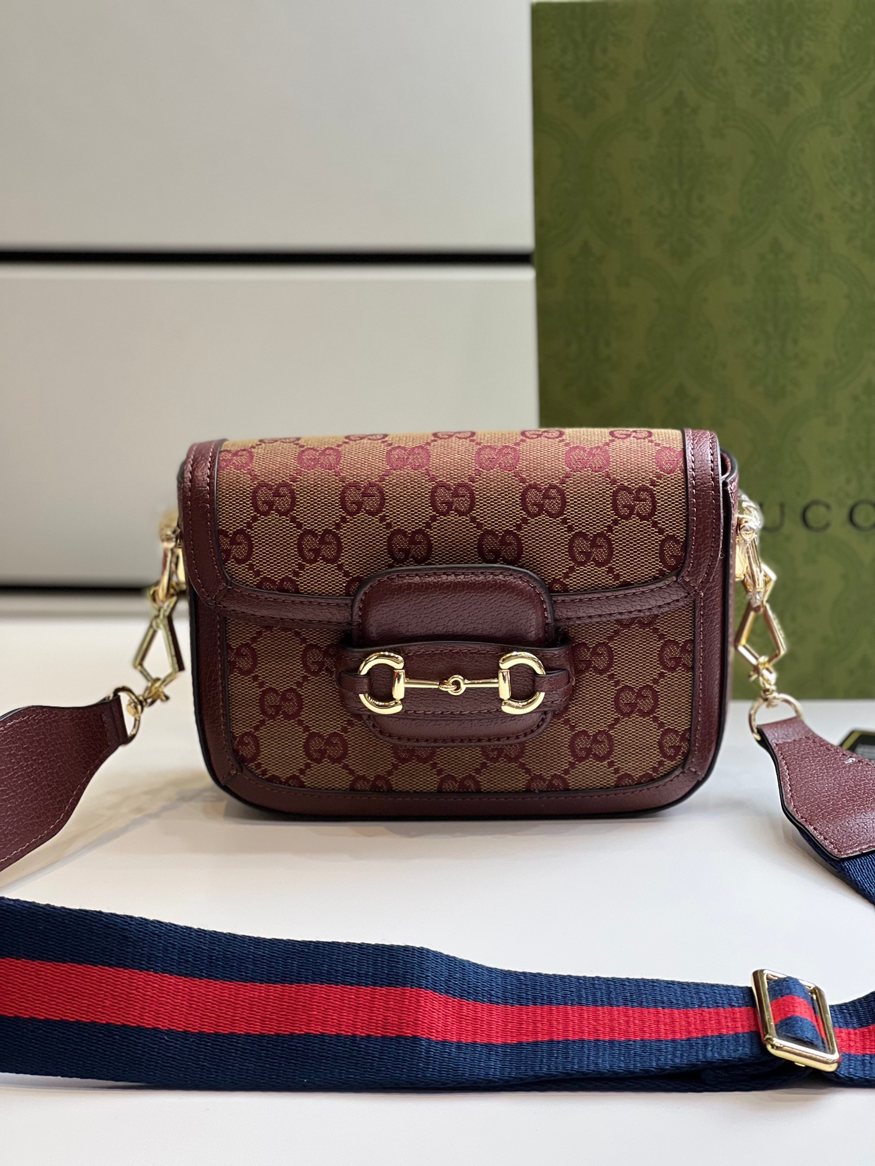 หนังแท้ GUCCI Horsebit 1955 mini bag GG Supreme canvas สีใหม่สวยมากกกก มีมาน้อยน้า สาวๆ ชอบรีบจัดเลยค่าา ที่สุดของรุ่นที่ฮอตหนักมาก คอลเลคชั่นที่ยอดขายดีตั้งแต่วันแรกที่ลง shop ด้วยรูปทรงที่กะทัดรัด ตอบโจทย์ได้ทุกลุค ทุกไลฟ์สไตล์ ใช้งานได้ง่ายคล่องตัว เรี
