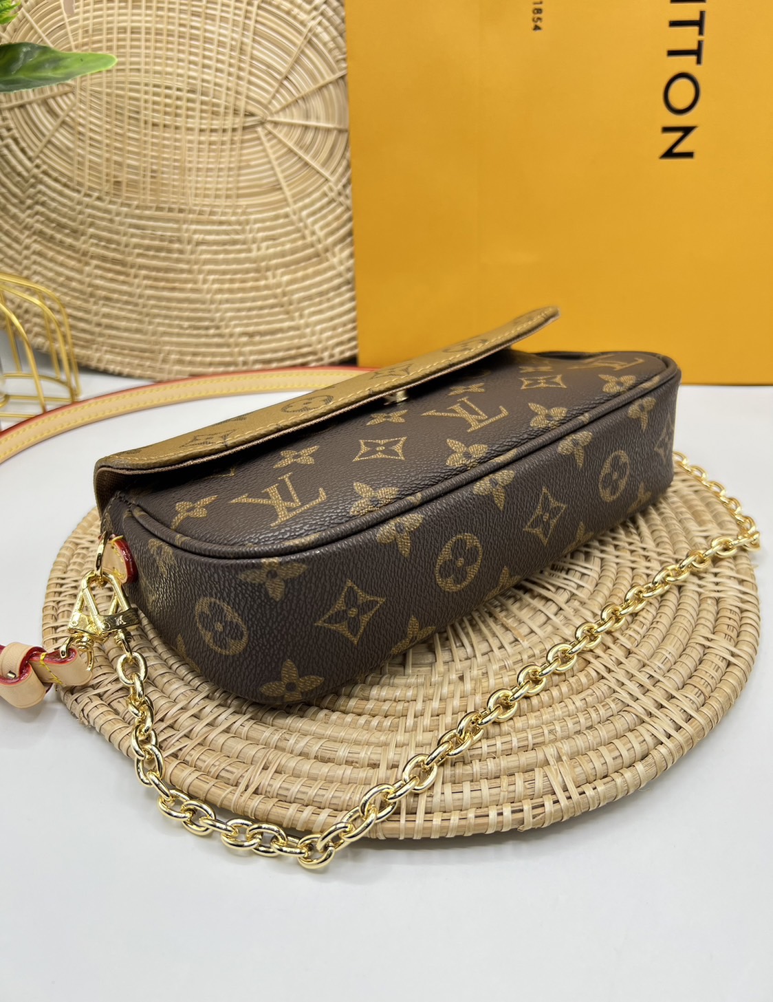 LV Wallet on Chain Ivy / LV IVY BAG กระเป๋าสะพายรุ่นยอดนิยม ใช้งานได้ทั้งธีมกลางวันและกลางคืน สวยหรู ดูแพงที่ถูกต้องมาก เกรดออริ 1:1 ใช้งานต่างประเทศได้