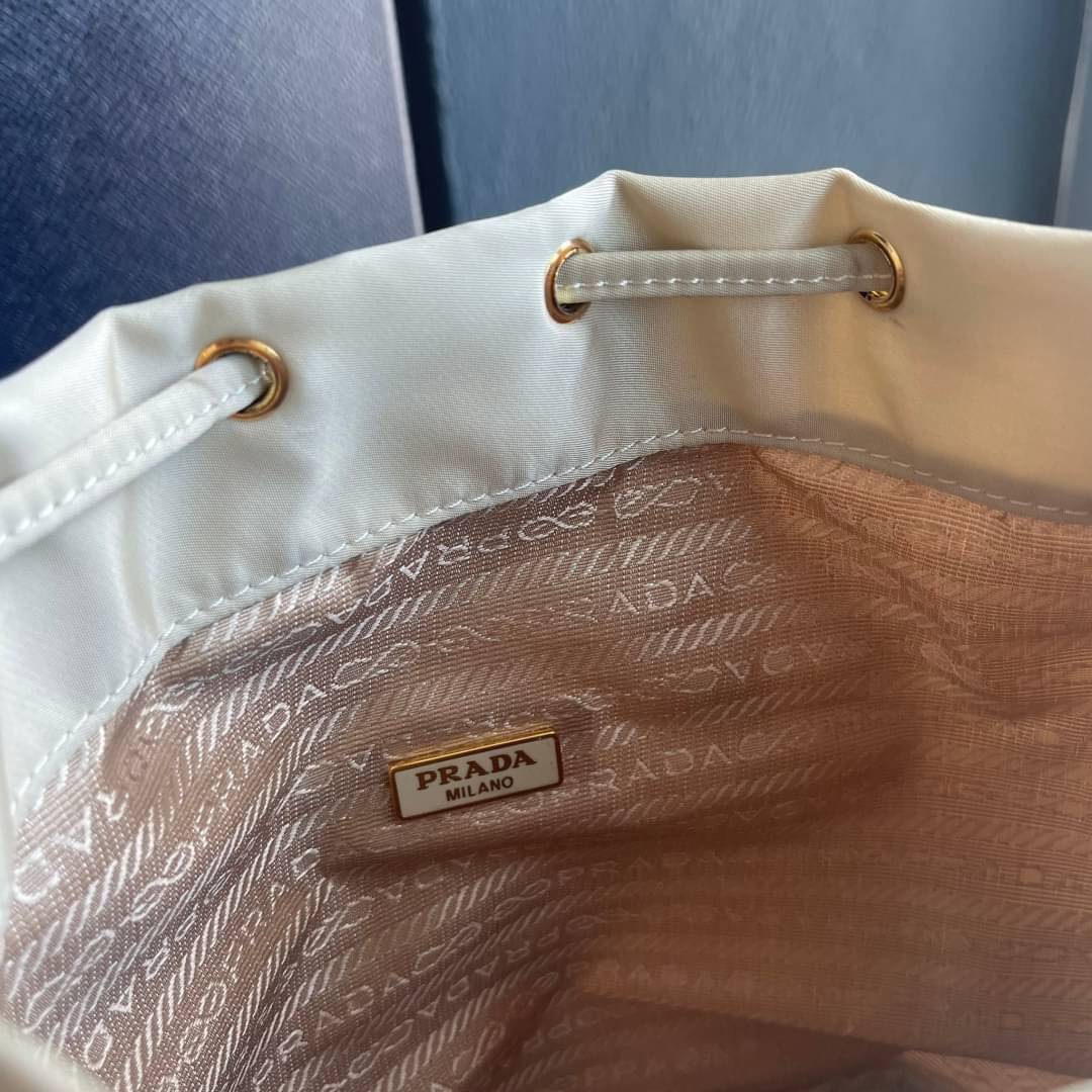 Prada Duet Re-Nylon Bucket shoulder bag / Prada Nylon bucket bag Pastel เกรดใช้สลับใบจริง ออริจินอล ใช้งานต่างประเทศได้ น้องสาวสุดสวยมาให้จับจองอีกหนึ่ง สีพาสเทลน่ารักละมุนมากๆ ค่ะ กระเป๋าสะพายข้าง ทรงขนมจีบ ไซส์มินิ ขนาดน่ารักน่าใช้มาก วัสดุขอบหนังแท้ แล