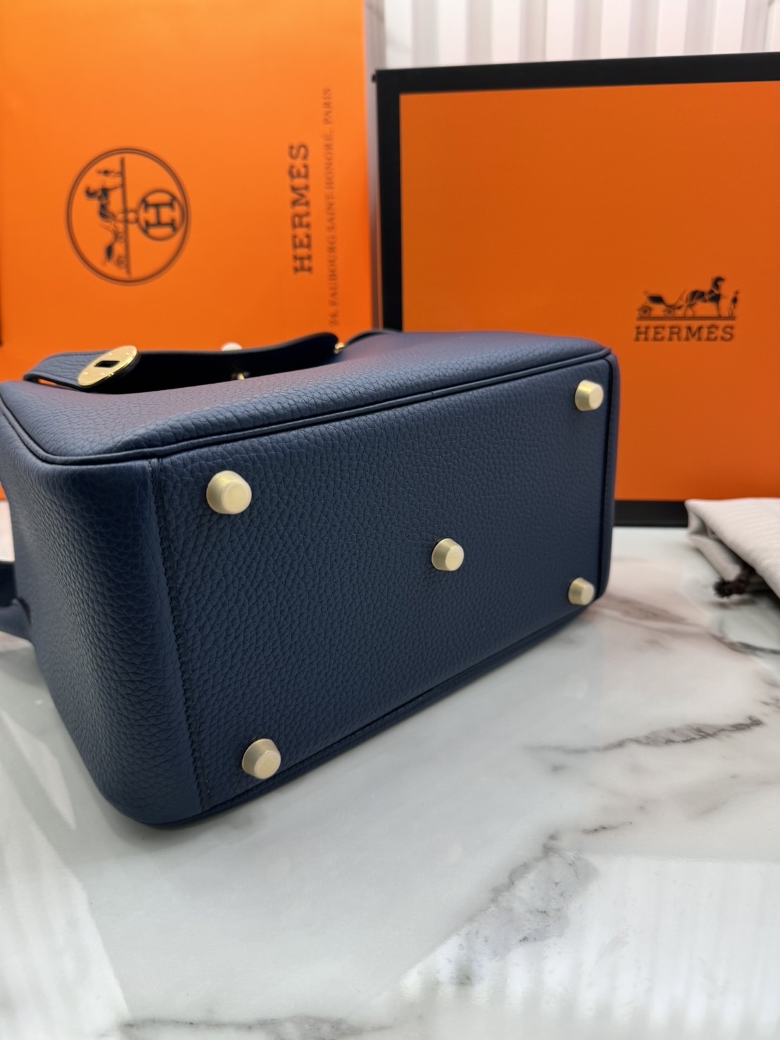 พร้อมส่ง 15 สี HERMES Lindy 26 bag กระเป๋าทรงโท้ทหนังสวยอย่างดี เอกลักษณ์ของความเรียบหรูไฮคลาสอย่างสมบูรณ์แบบ เกรดออริ สลับแท้ งานสวยตามรูป ใช้งานต่างประเทศได้