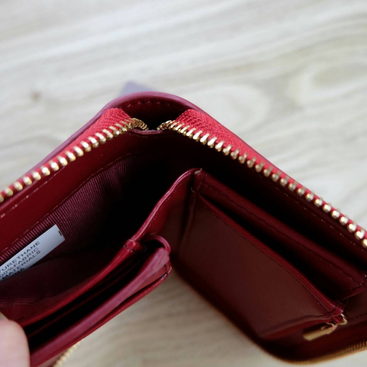 Charles & Keith Basic Square Wallet กระเป๋าสตางค์ใบสั้นซิปรอบ เปิด - ปิดกระเป๋าด้วยซิป ด้านในมีช่องใส่บัตร ช่องใส่ธนบัตร และช่องซิปใส่เหรียญค่ะ