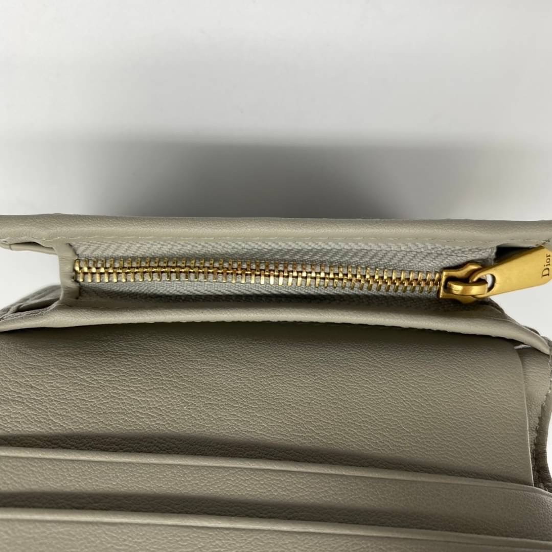 ORI 🥂 DIOR Wallet Saddle Lotus / Dior tri-fold wallet เกรดออริจินอล กระเป๋าสตางค์ 3 พับ วัสดุหนังแท้ และผ้า Jacquard อย่างดี ทอสวยงามที่สุด มีช่องใส่เหรียญมีซิปปิด ใส่การ์ด ใส่ธนบัตรได้ ครบเลยค่ะ ผสมผสานความสง่างามและคลาสสิกที่เข้ากับยุคสมัย ด้านห