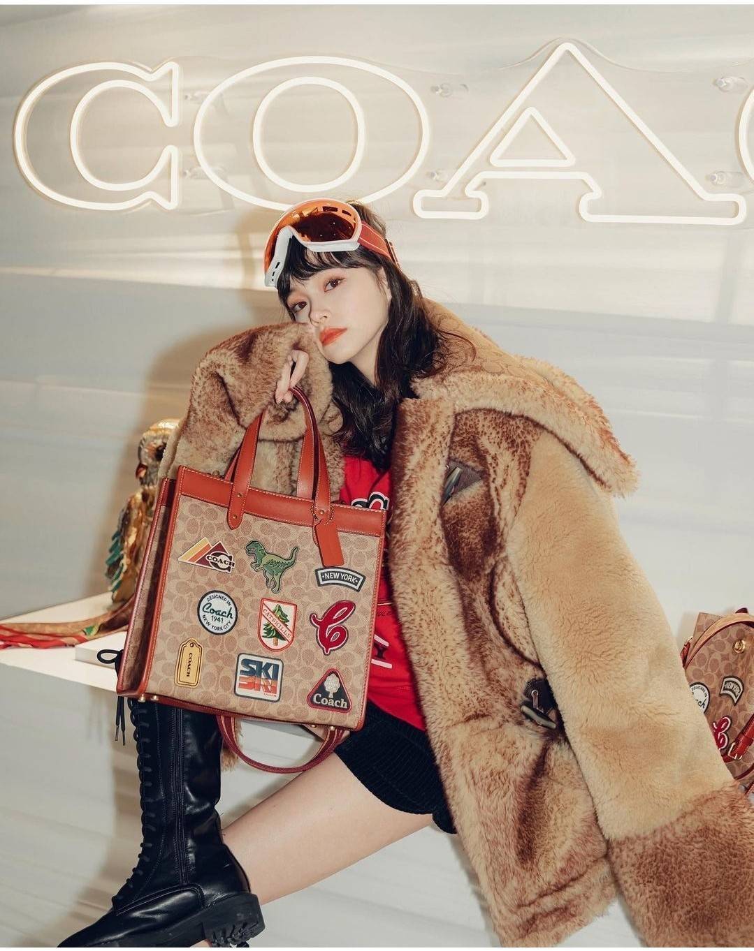 COACH C6846 FIELD TOTE IN SIGNATURE CANVAS WITH PATCHES คอลเลคชั่นใหม่สุดปัง!! สกีเรทโทร ดีไซน์วินเทจ ต้อนรับฮอลิเดย์นี้กันแบบที่สุด กระเป๋าทรงโท้ท ไซส์ใหญ่จุคุ้ม ฟังก์ชั่นการใช้งานสะดวกที่สุด มีทั้งสายคล้องแขนในตัว และสายครอสบอดี้ โดดเด่นด้วยแพทช์ลวดลายค